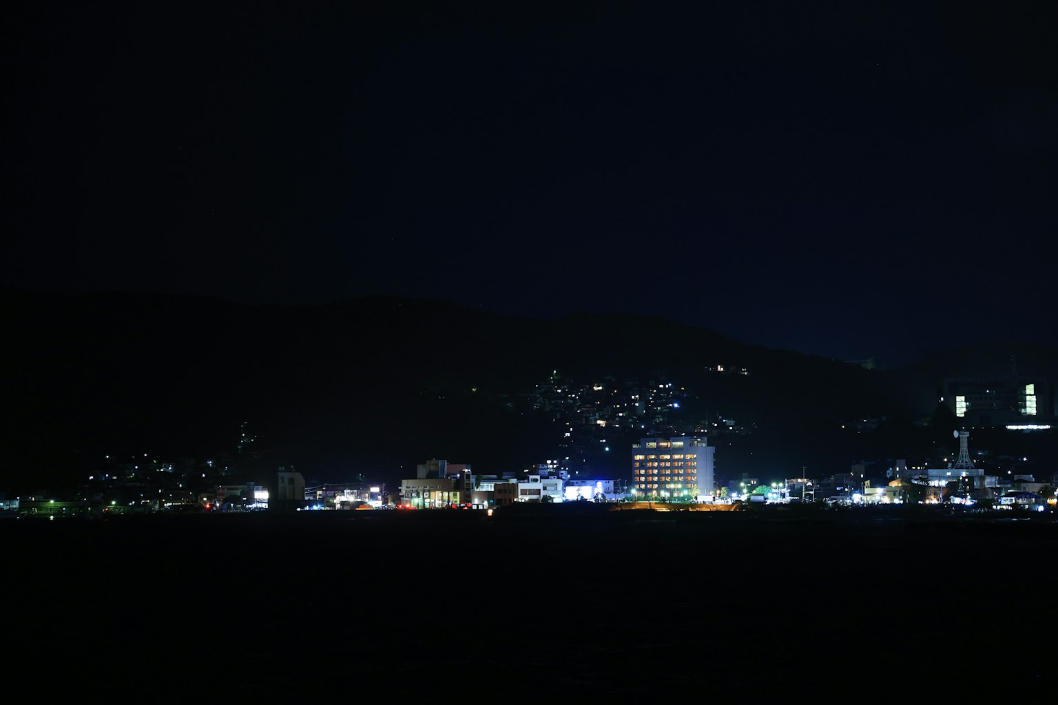 조명이 비친 도시 경관의 야경