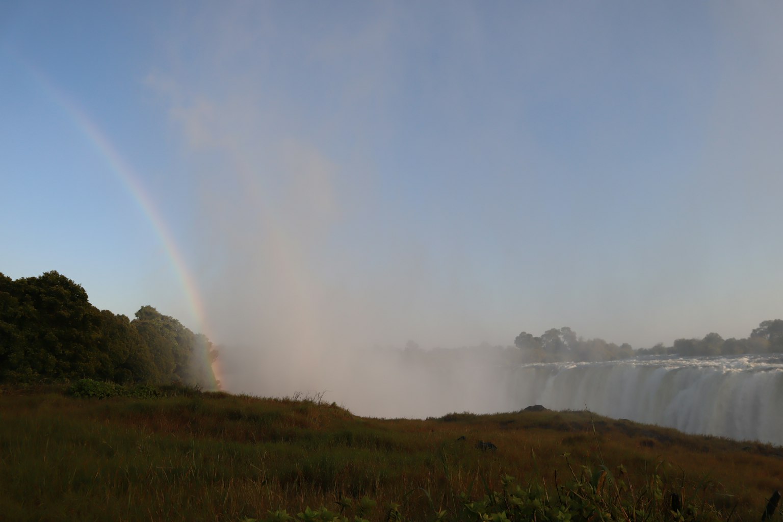 Vista laterale delle cascate del Niagara con un arcobaleno e nebbia