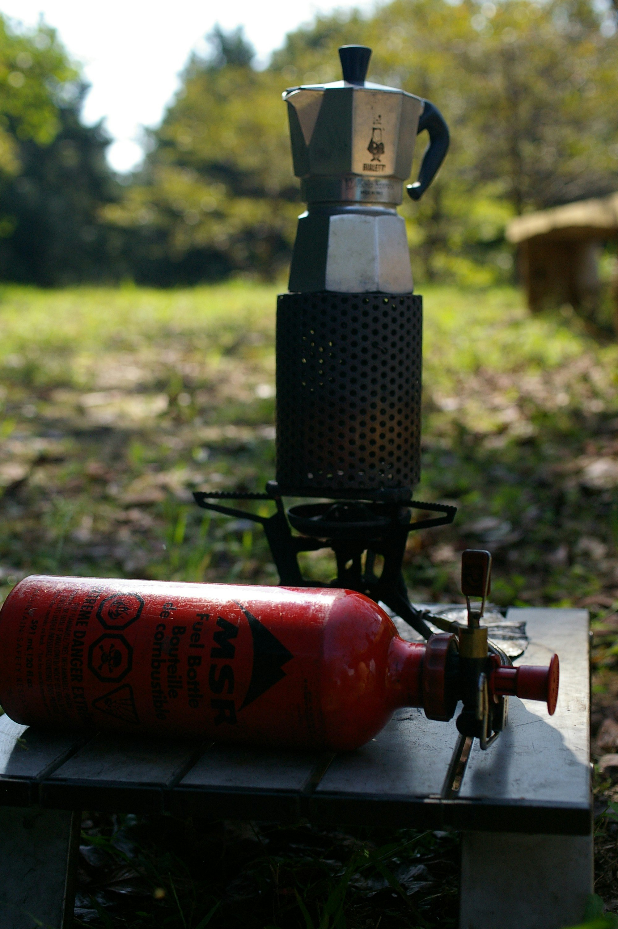 屋外の焚き火台とコーヒーサーバー