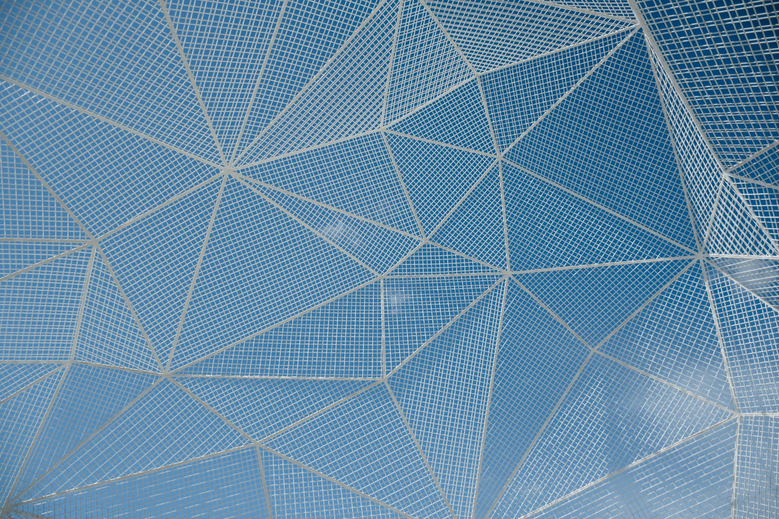 Struktur jaring geometris di latar belakang langit biru