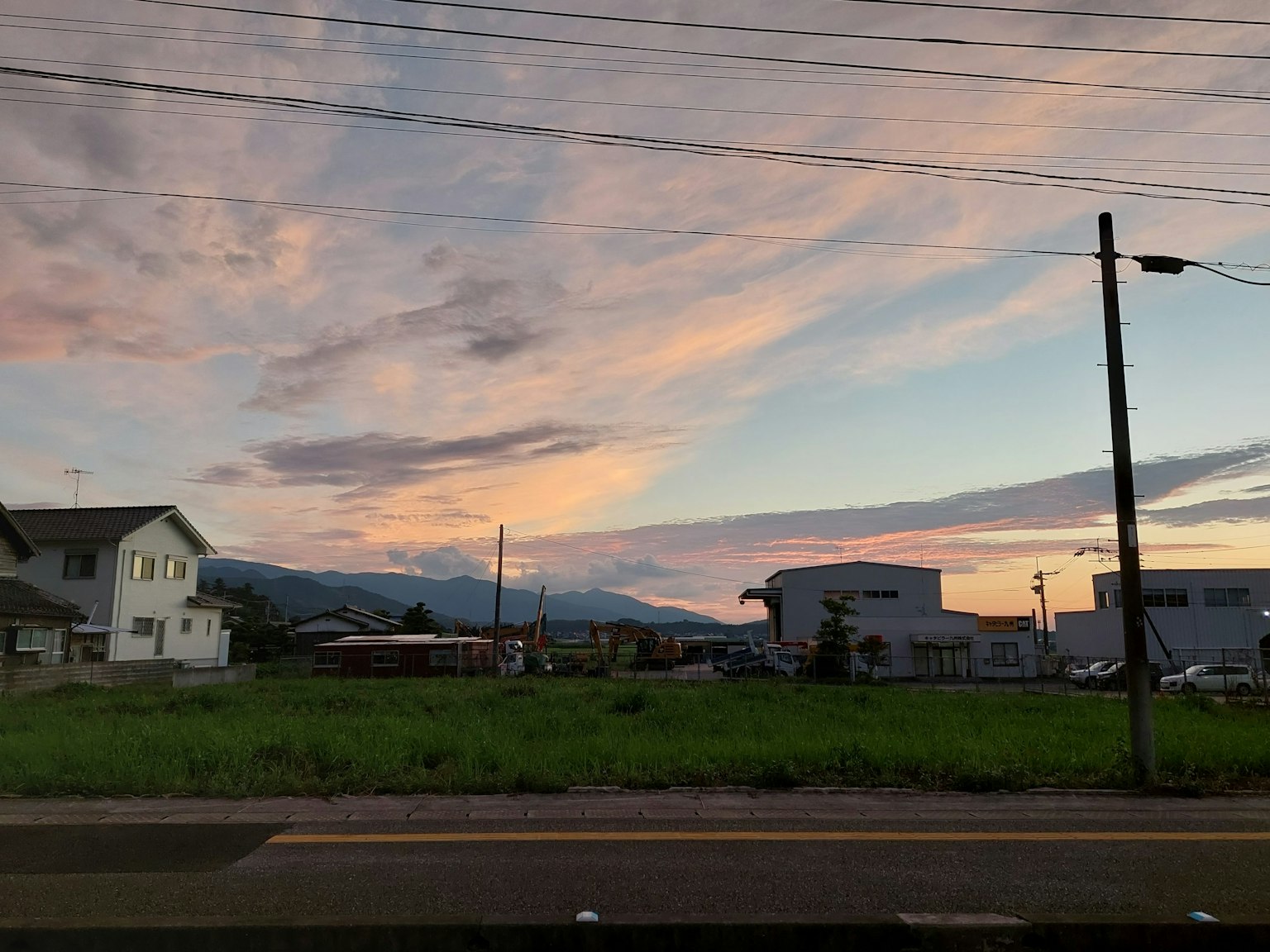 夕阳下住宅区的美丽天空景观