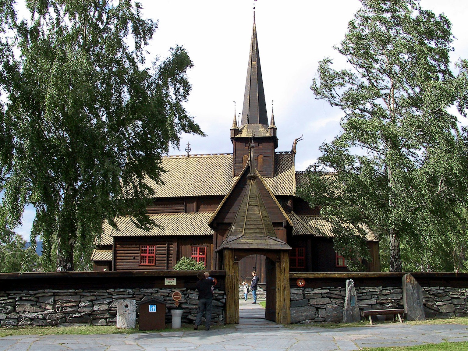 Holzkirche mit hohem Turm im Freien