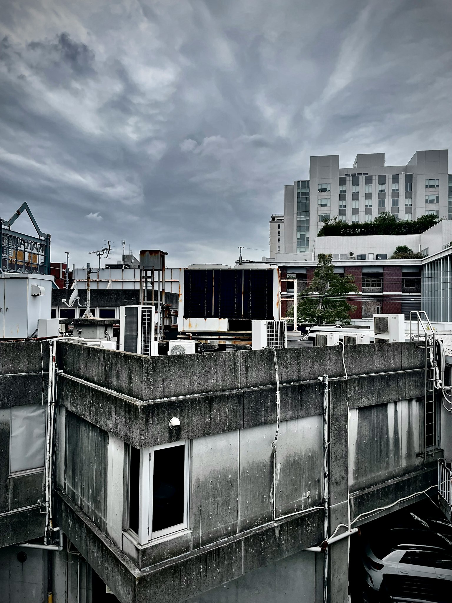 Paysage urbain avec des nuages gris bâtiments anciens et modernes mélangés