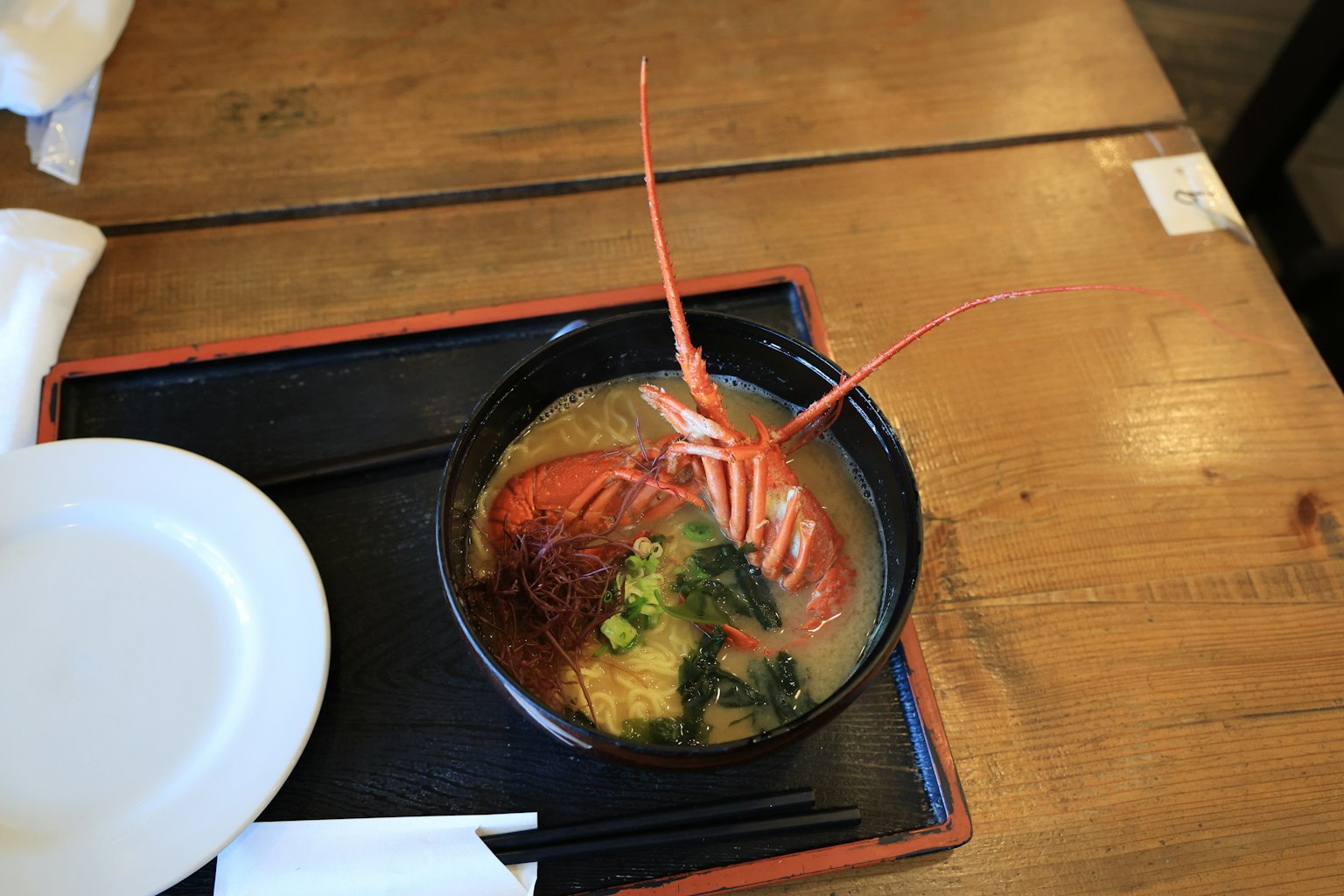 Eine wunderschön präsentierte Schüssel Garnelen-Ramen mit lebhaften Zutaten