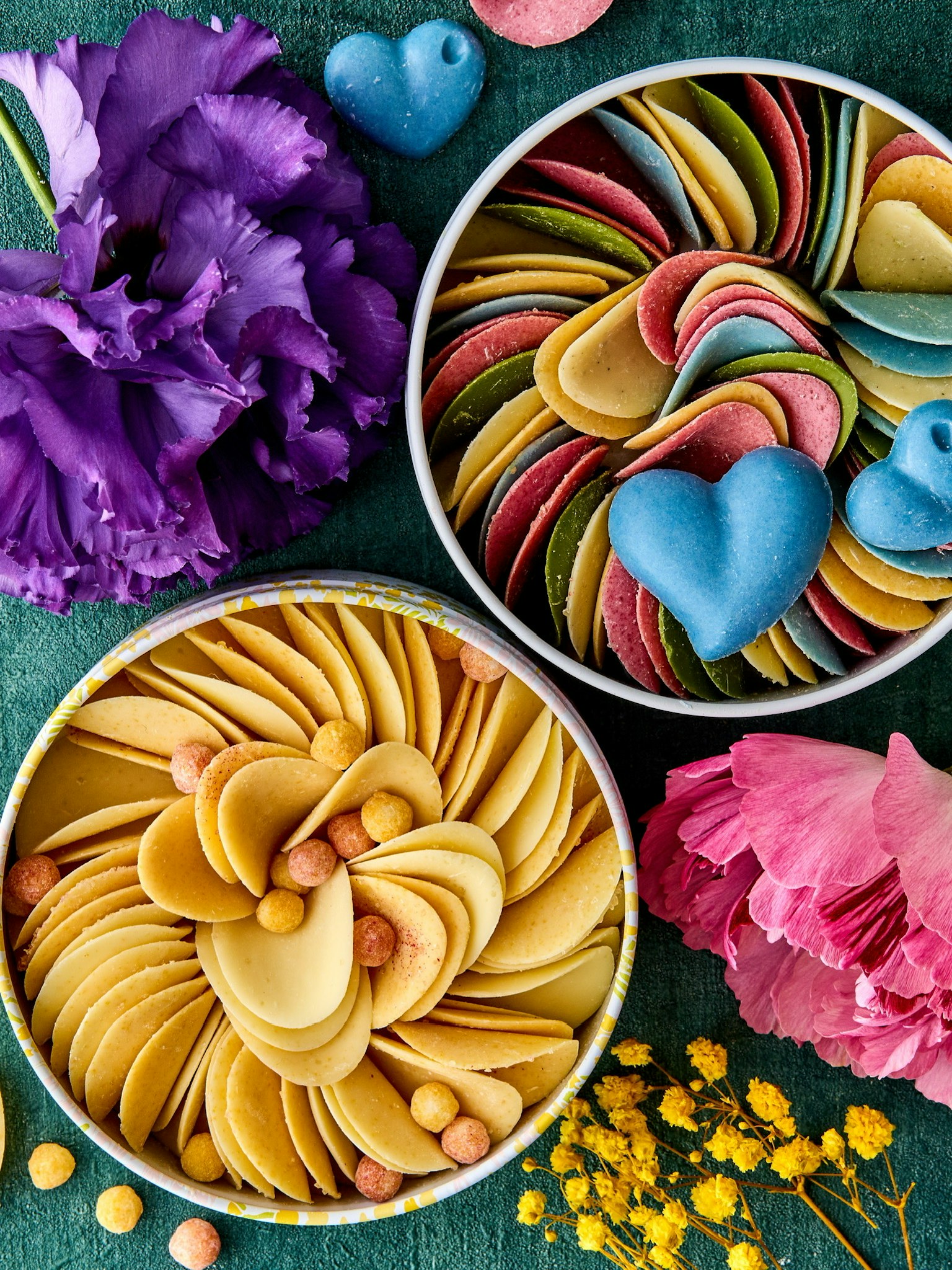 Biscuits colorés disposés avec des fleurs vibrantes