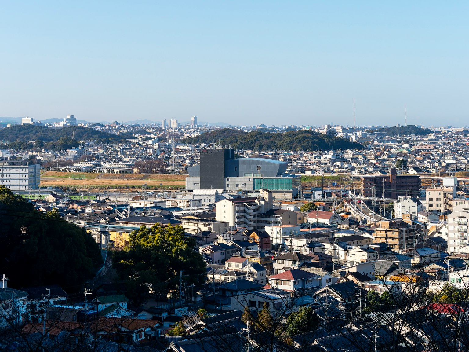Vista della città da un punto elevato che mostra edifici residenziali e commerciali