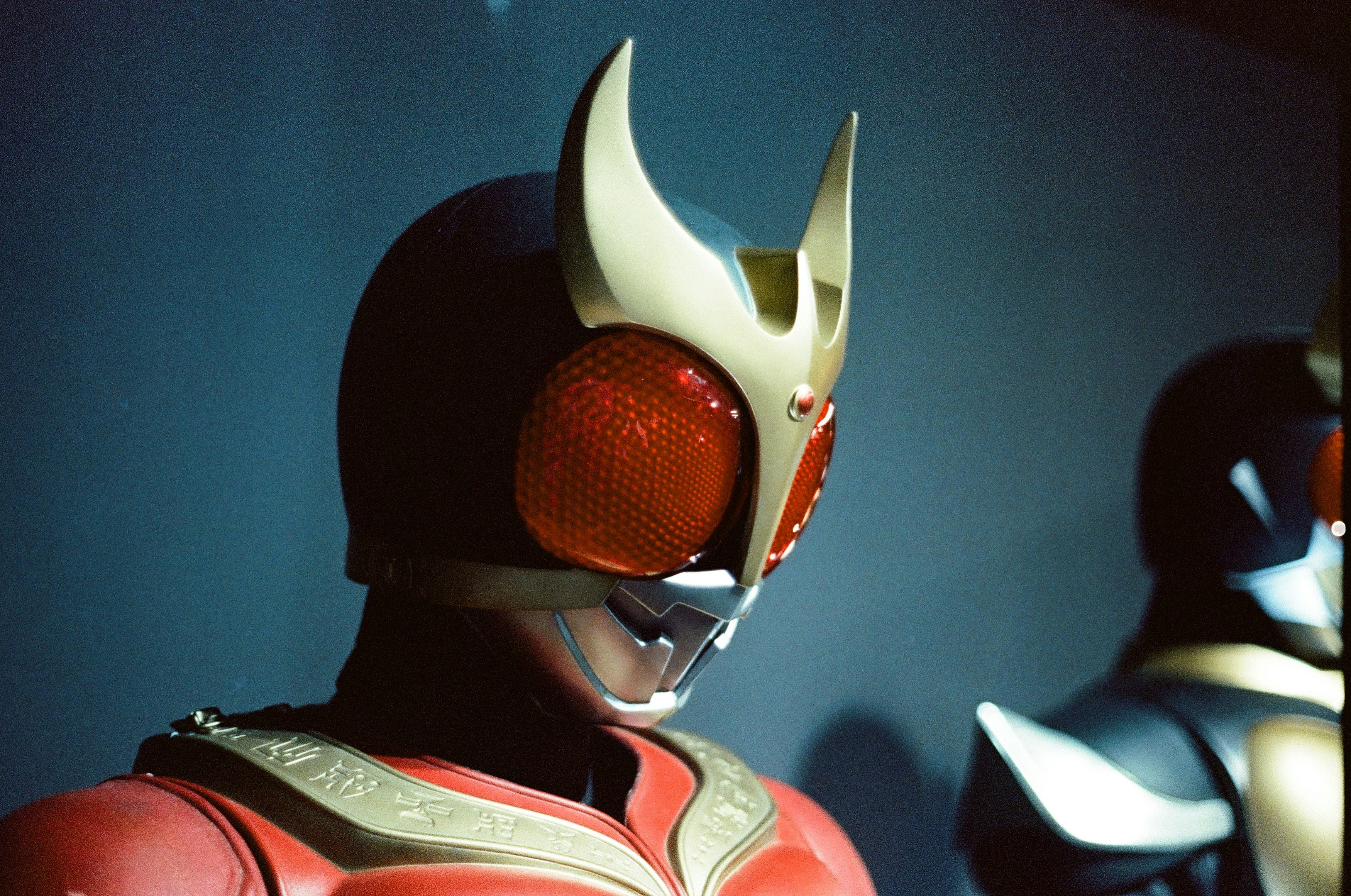 仮面ライダー風のマスクとヘルメットの展示
