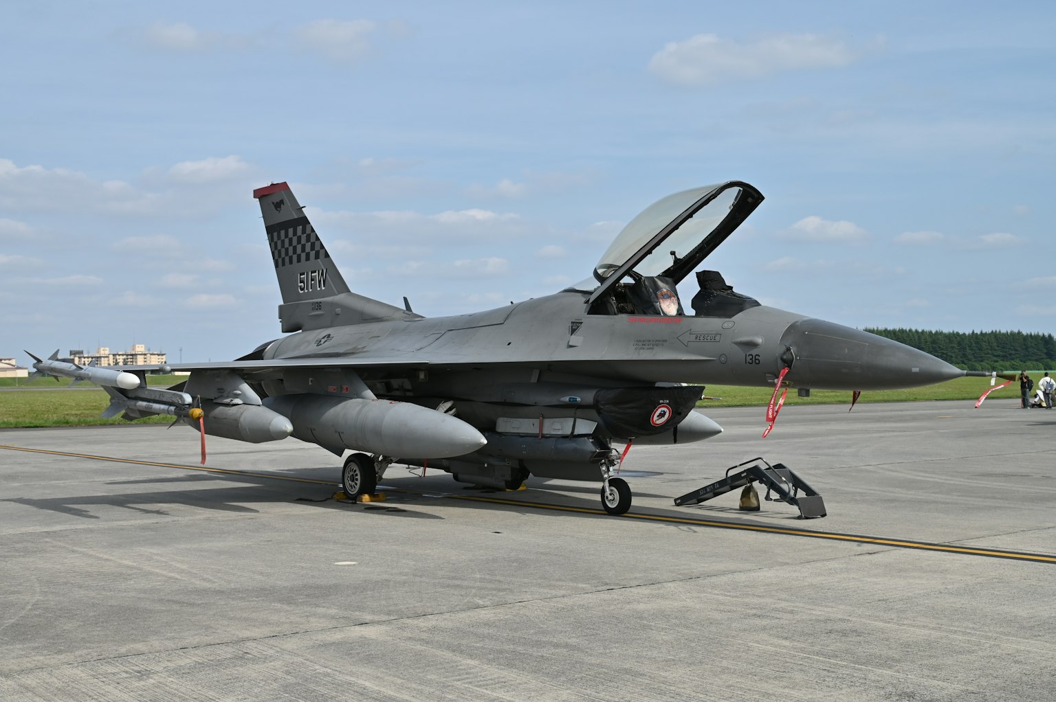 F-16战斗机停在跑道上，座舱盖打开