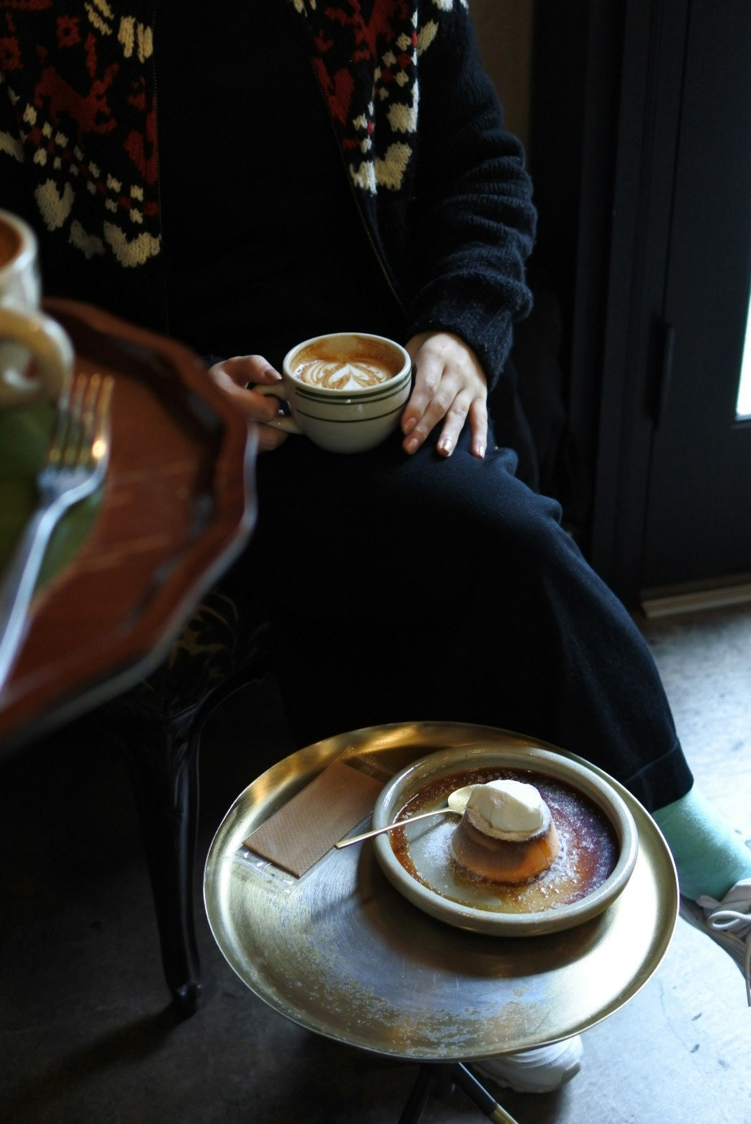 pequeño postre sobre una mesa con una taza humeante