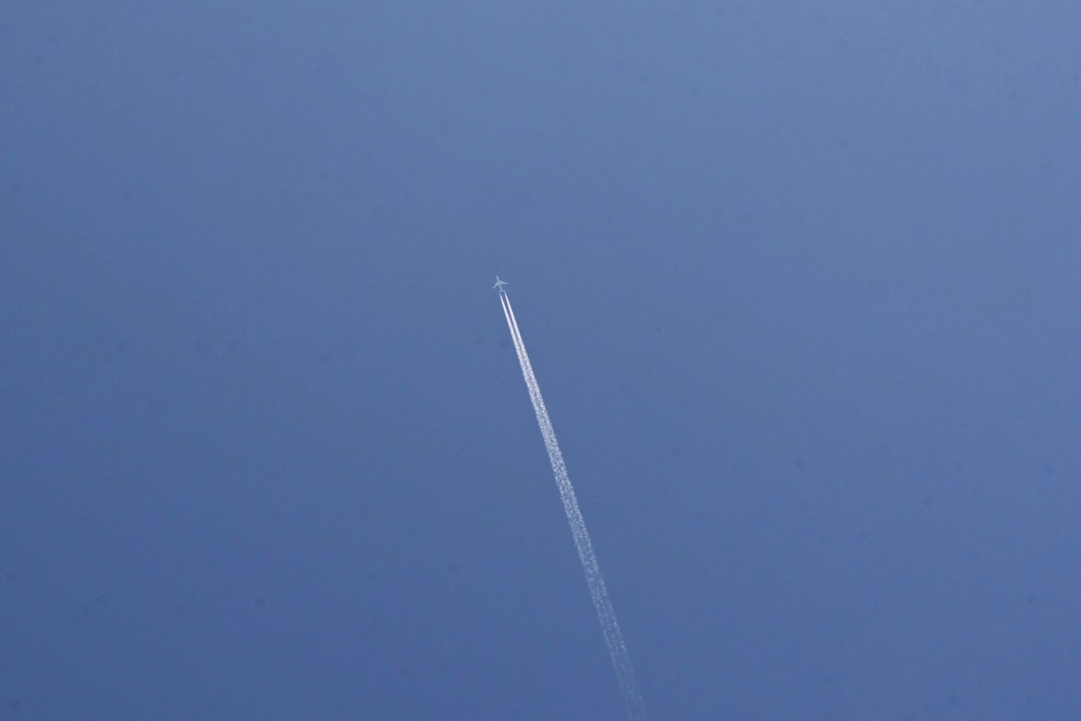 Rastro de avión visible en el cielo azul
