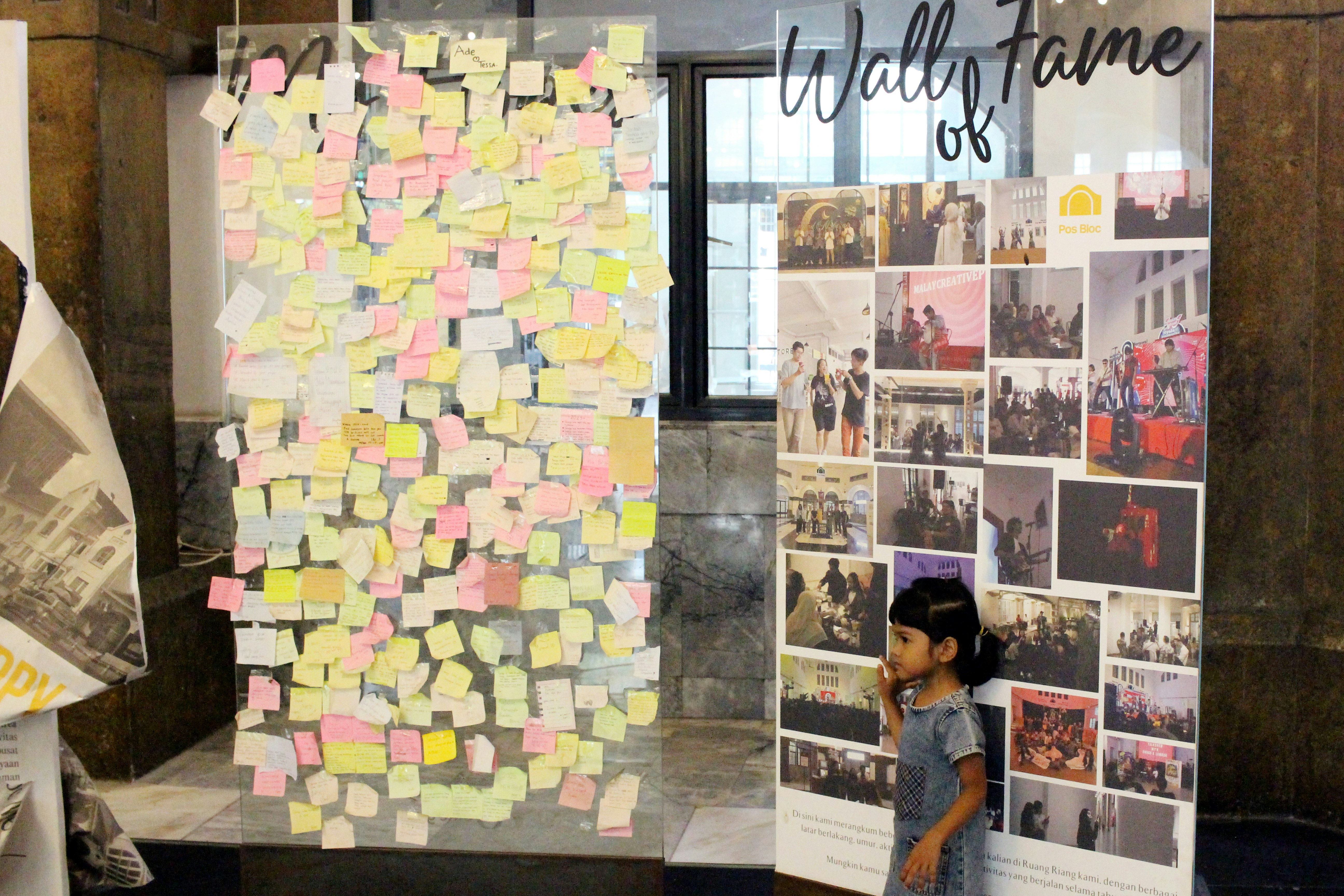 郵便局の壁に貼られた「Wall Fame of」の掲示と写真パネル