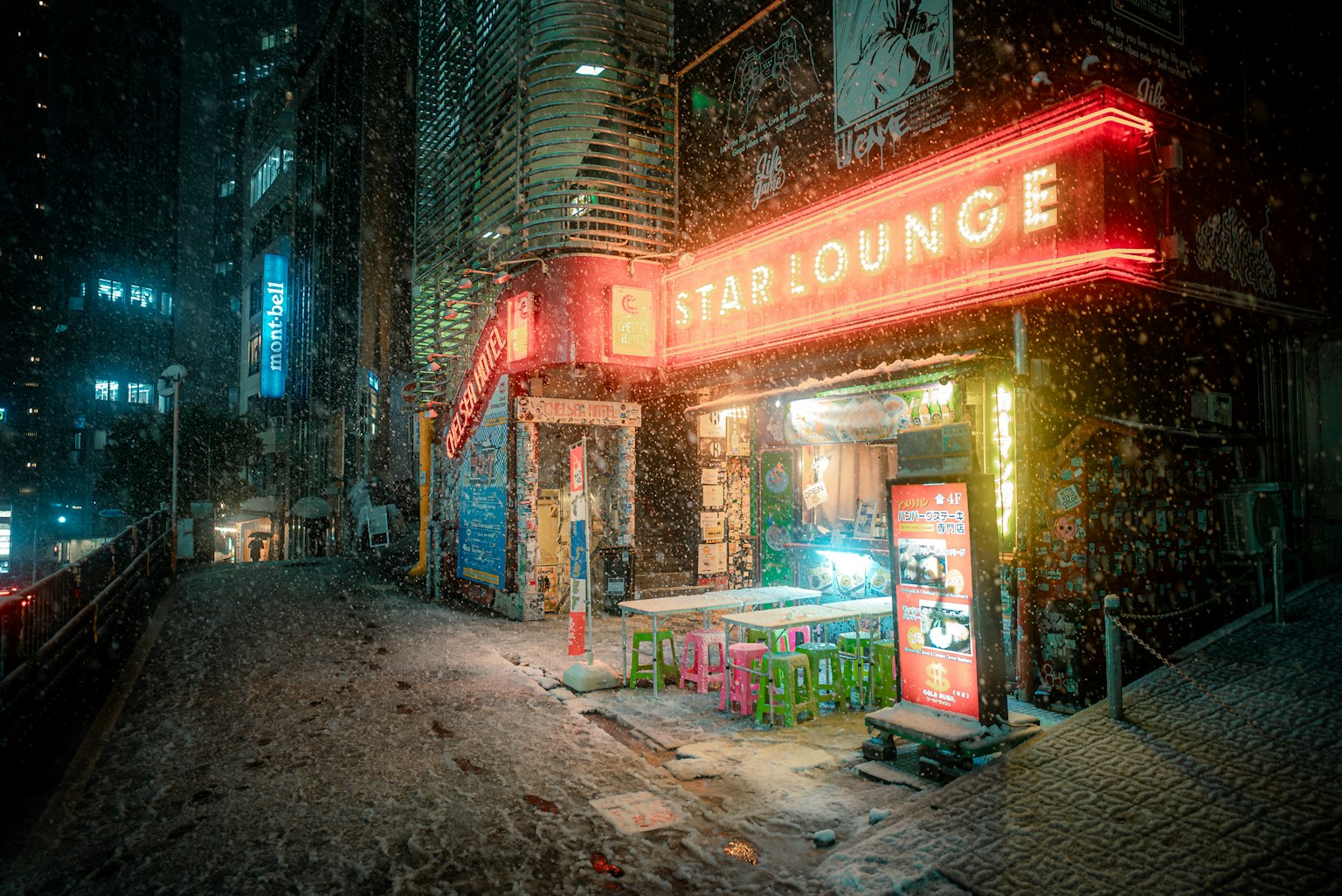 ป้ายสว่างของ Star Lounge ในทิวทัศน์เมืองในคืนที่มีหิมะตก