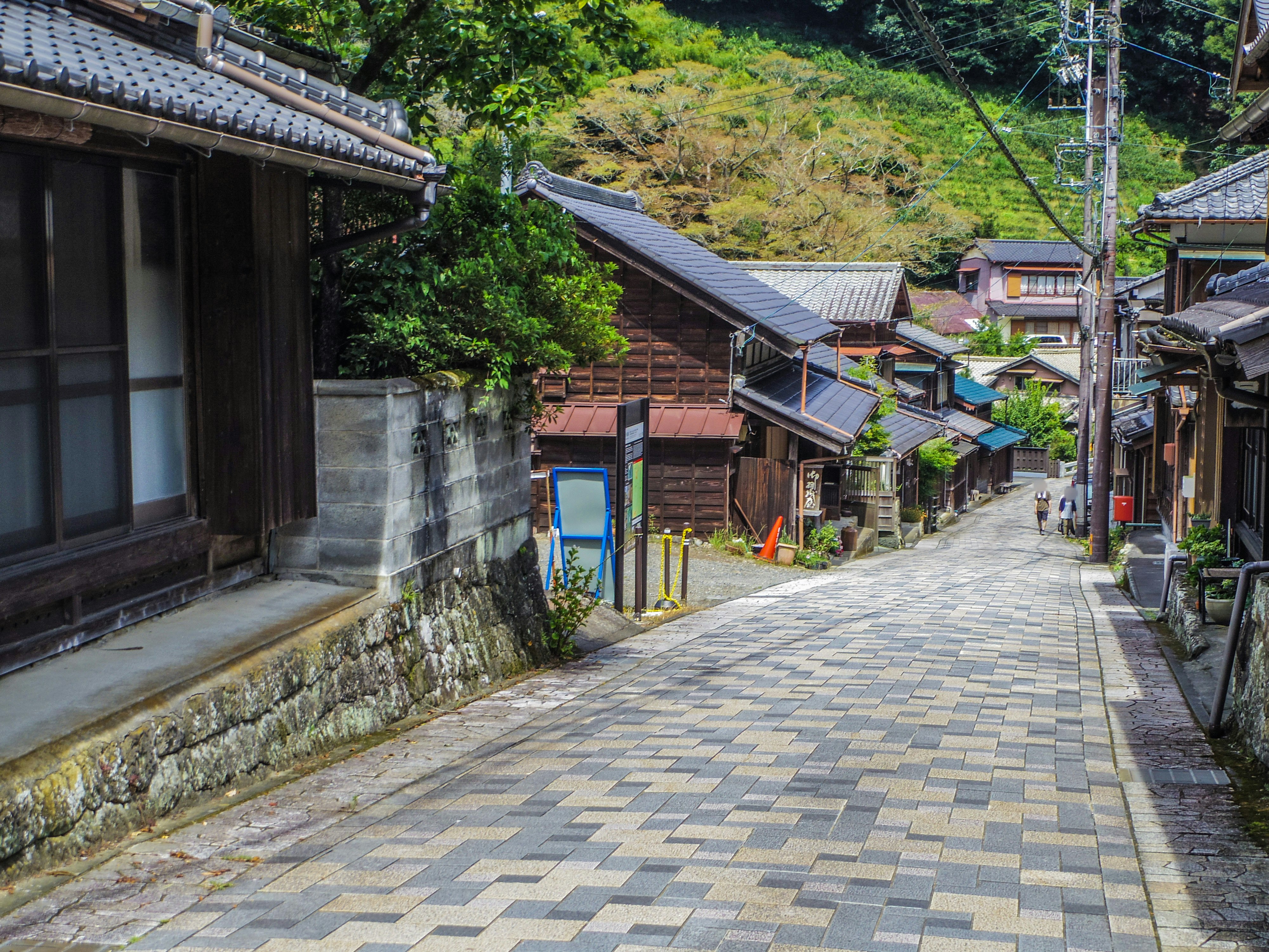 ruelle d’une vieille ville japonaise avec murs en pierre et façades traditionnelles