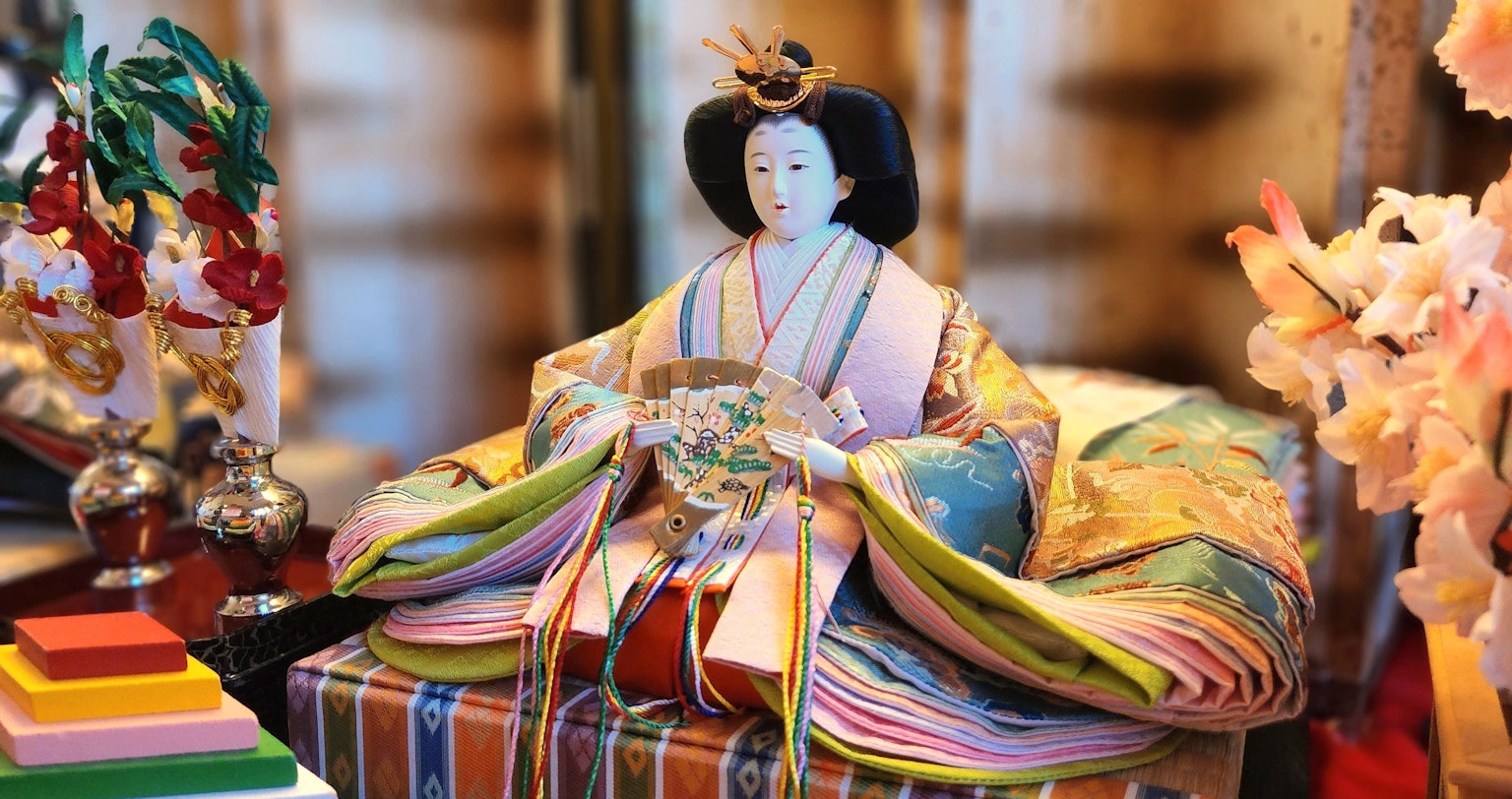 Búp bê hina truyền thống mặc kimono nhiều màu được trưng bày trên đế trang trí