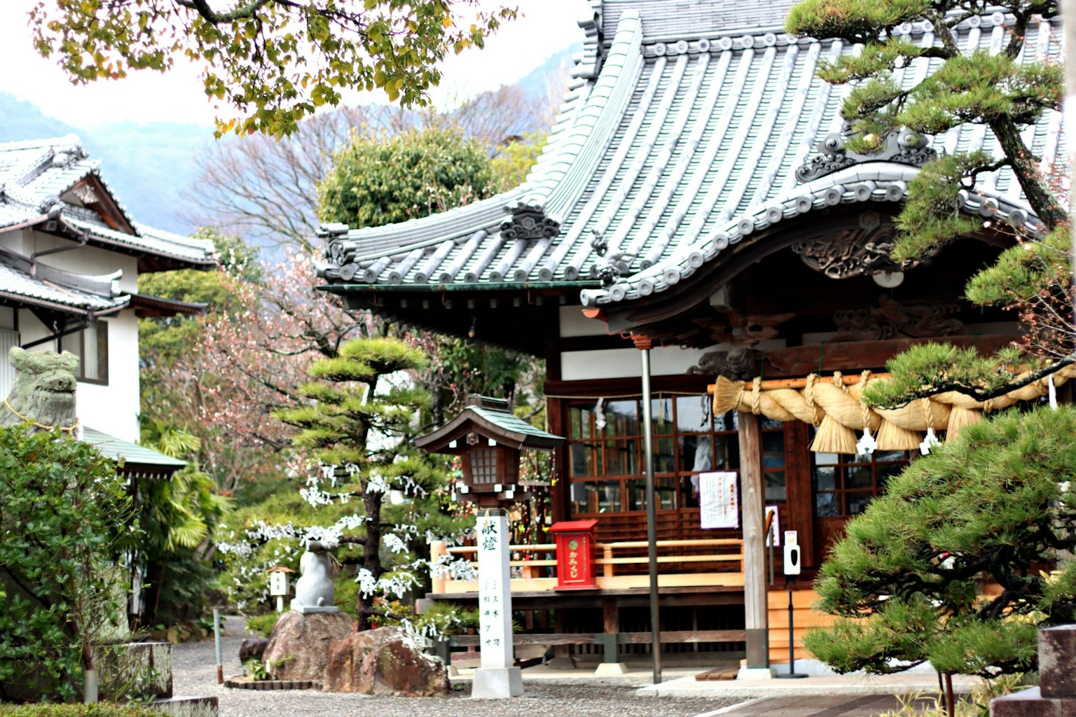 Extérieur d'un beau temple japonais avec un jardin serein