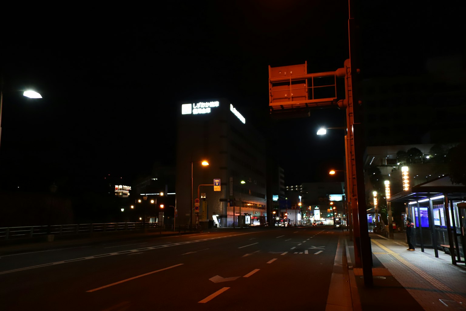 Paysage urbain nocturne avec des bâtiments illuminés et des lampadaires