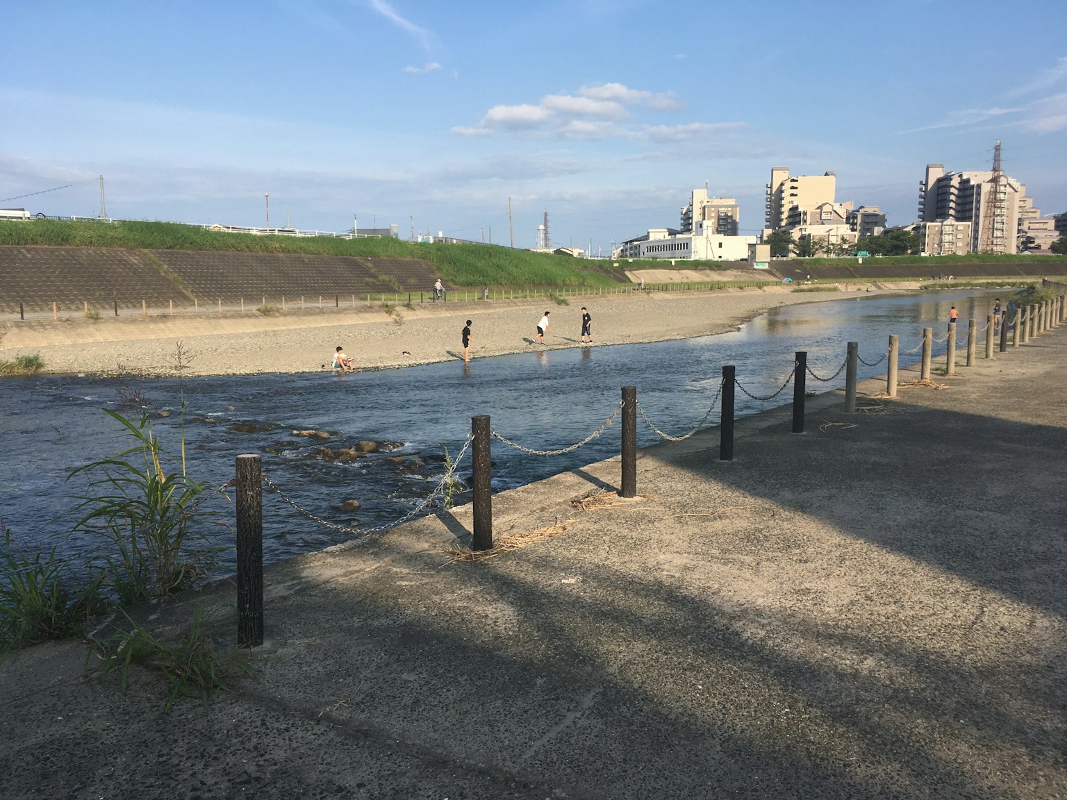 Menschen, die an einem Fluss mit klarem blauen Himmel spielen