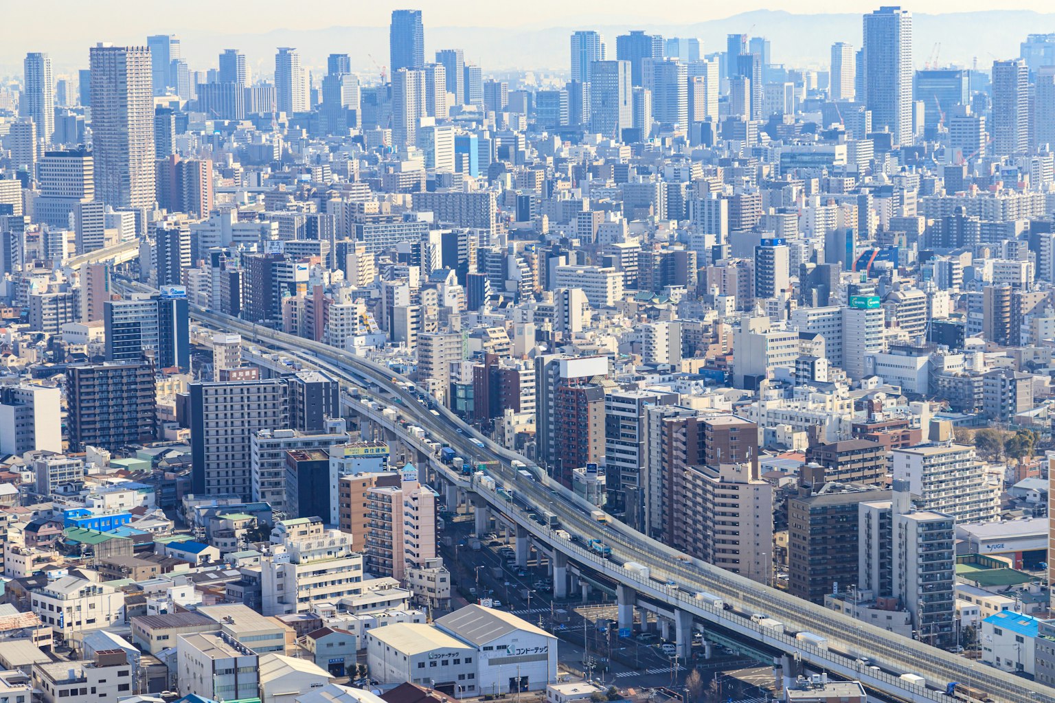 고층 빌딩과 고속도로가 있는 도시 풍경의 파노라마 보기