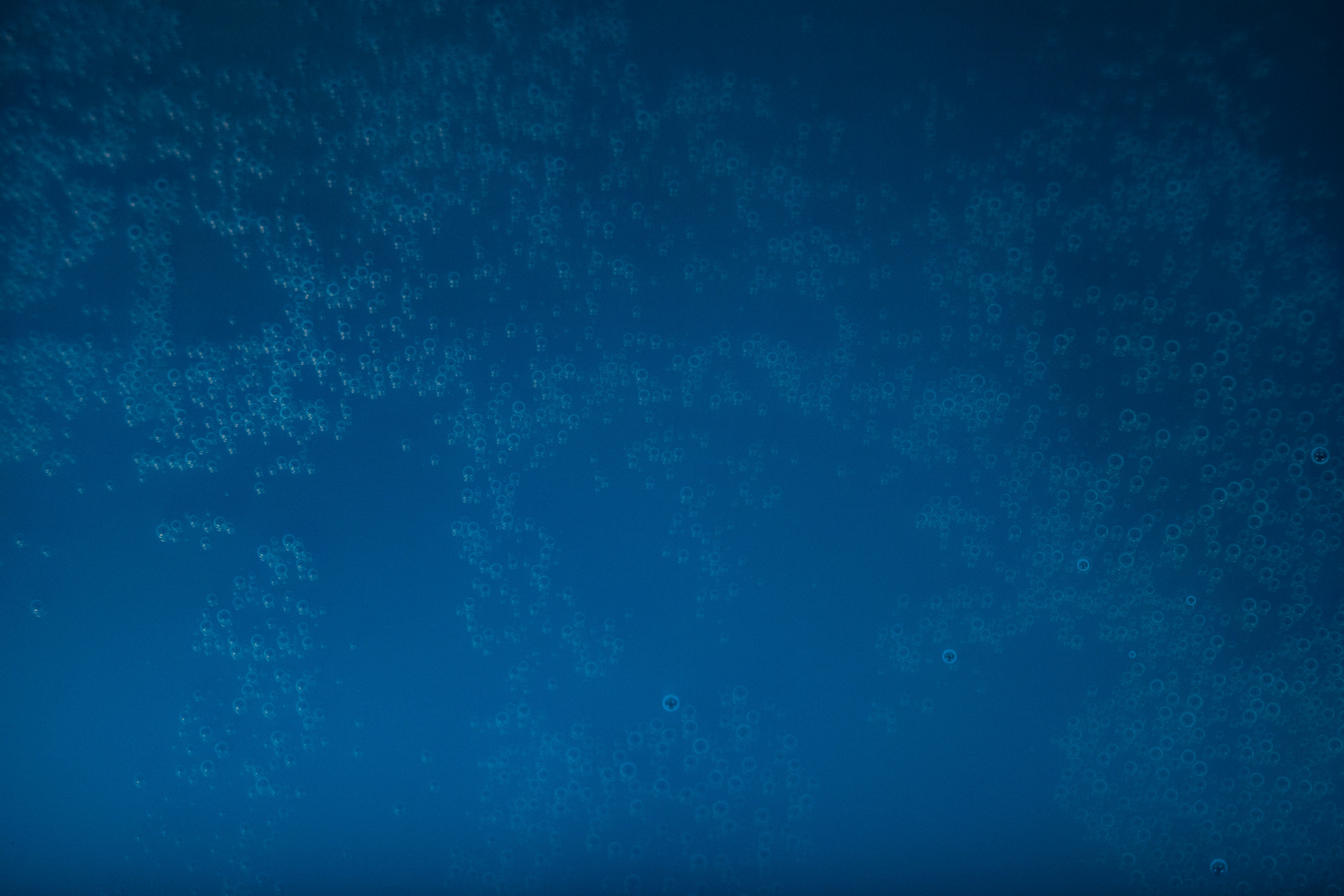 superficie del océano azul con textura de partículas finas