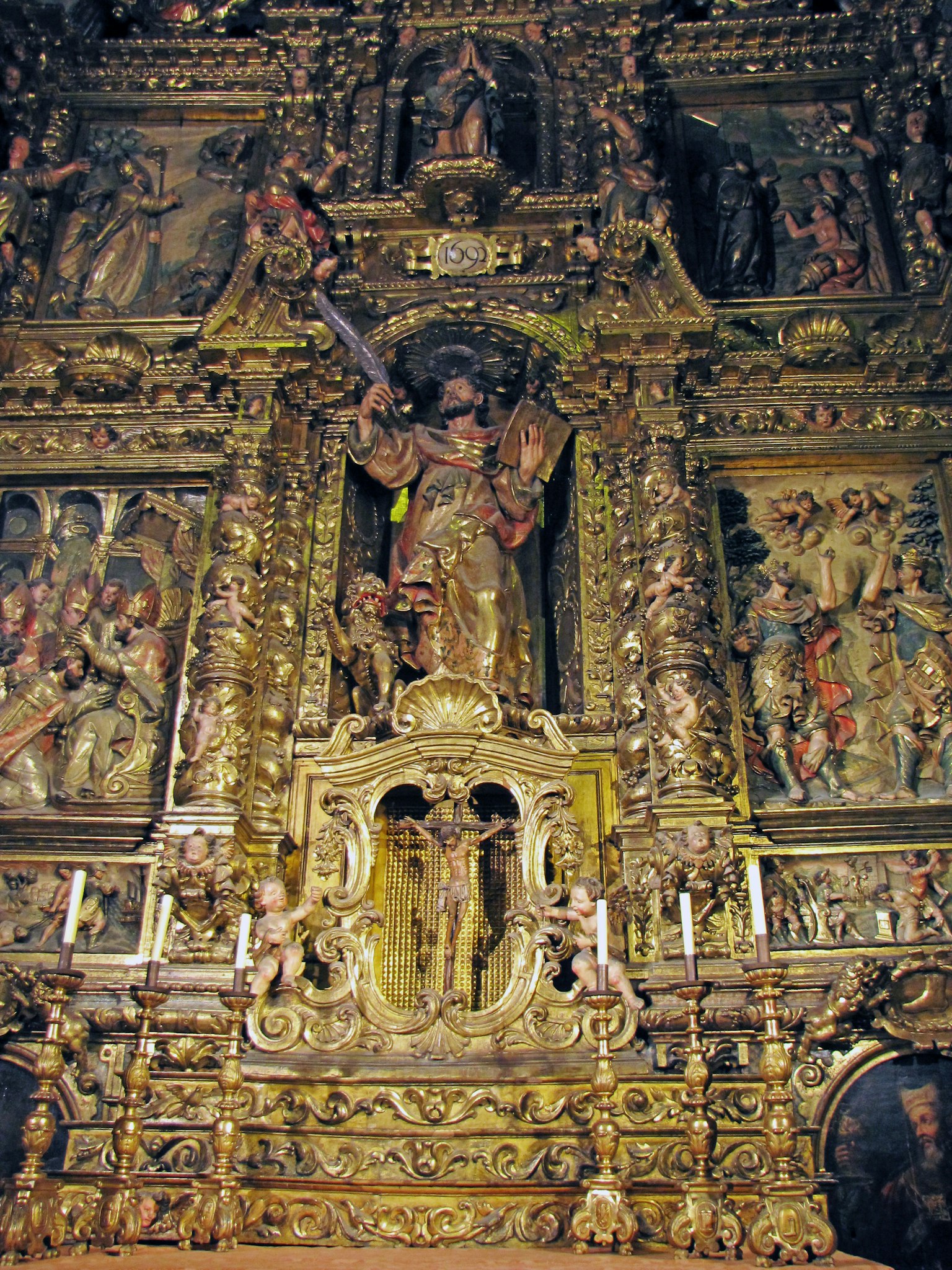 Vue détaillée d'un autel religieux décoratif avec des sculptures complexes