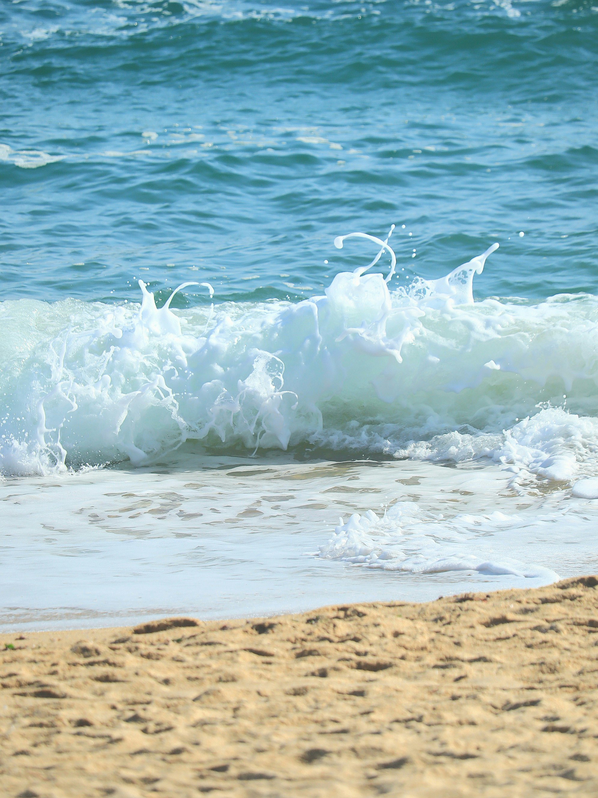 波打ち際で砕ける海のしぶき