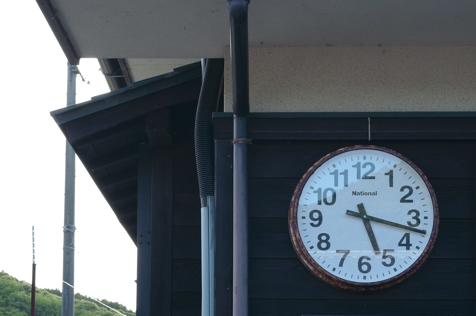 Orologio analogico montato su un muro che mostra l'ora
