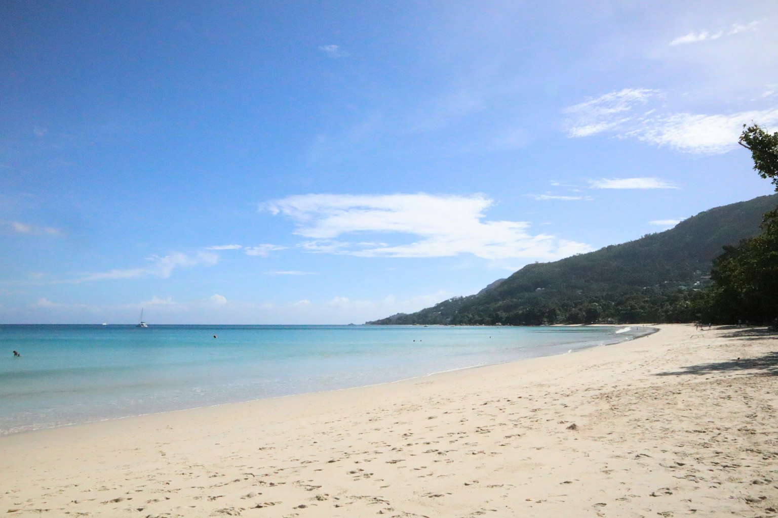 Vue de plage avec océan bleu et sable blanc