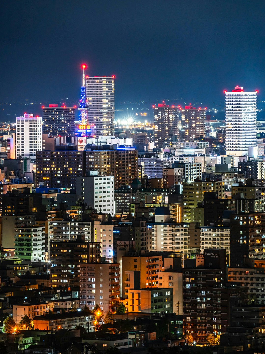 夜景の高層ビル群と街の灯り