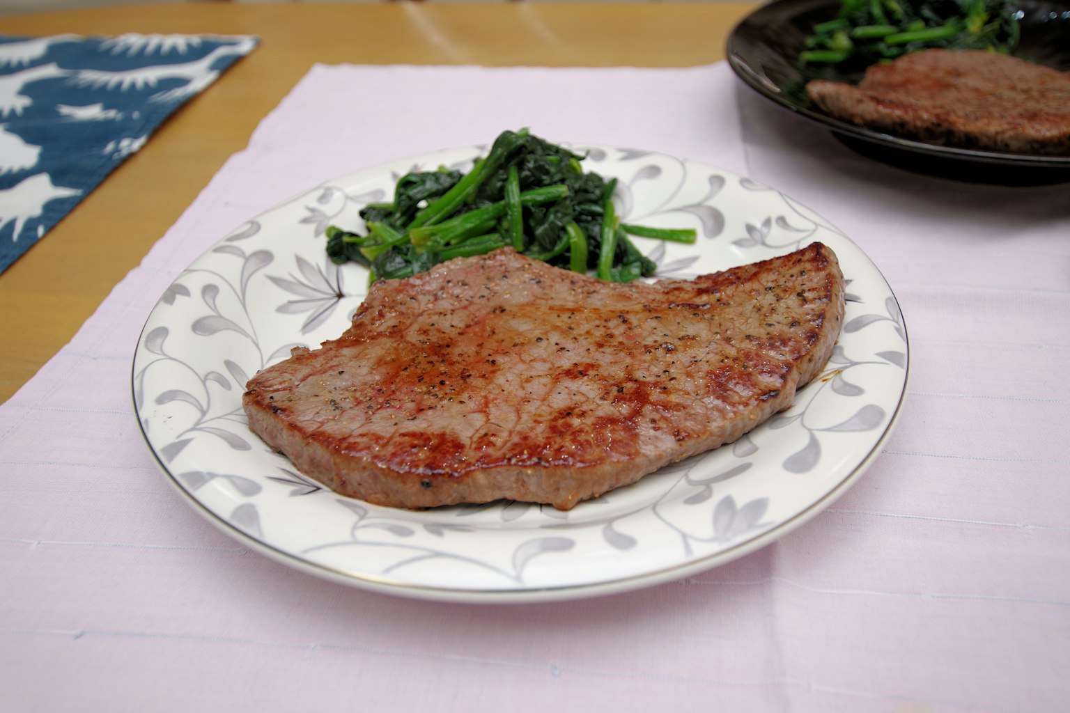 Un piatto con un pezzo di carne grigliata e verdure saltate