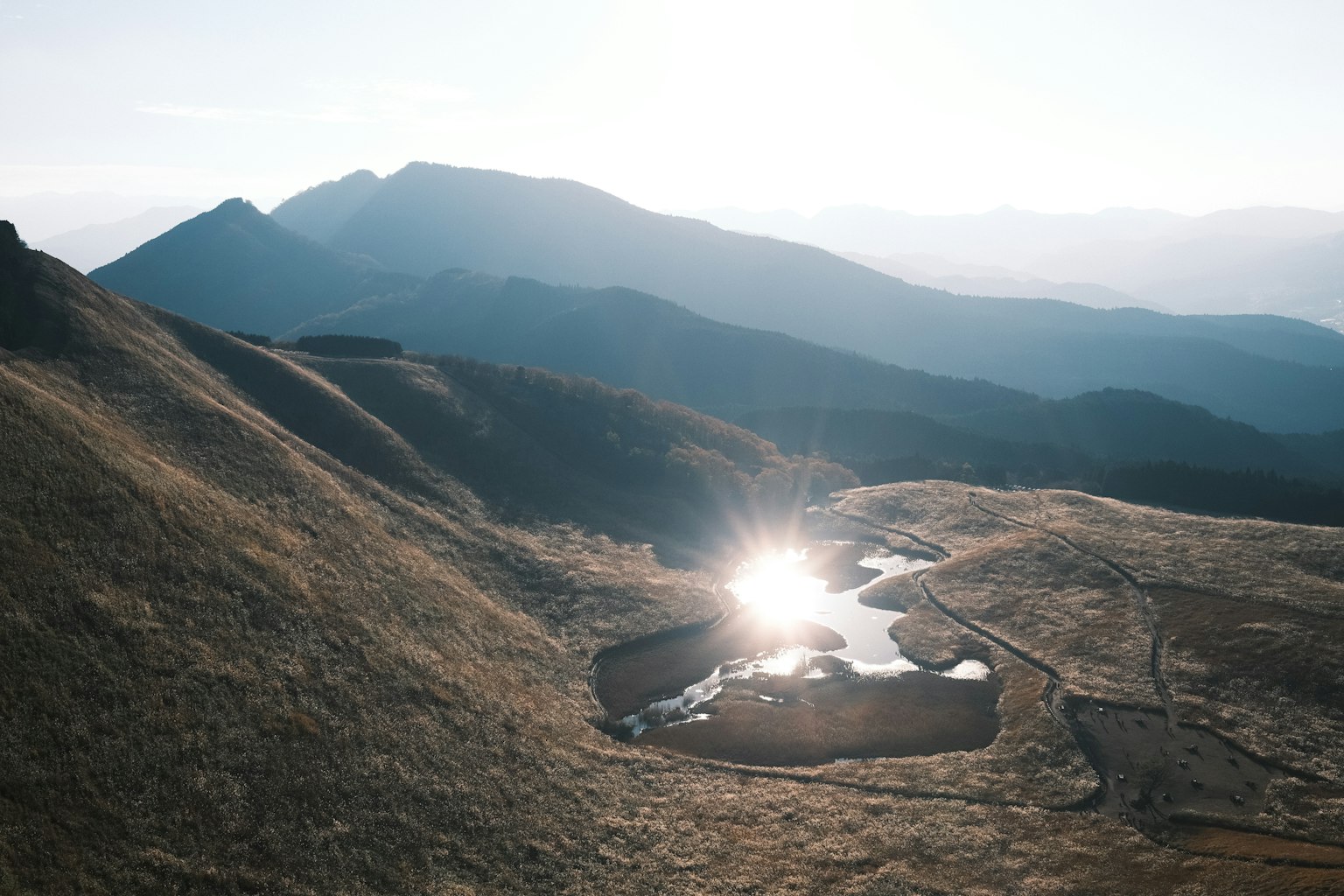 Phong cảnh núi với ao lấp lánh