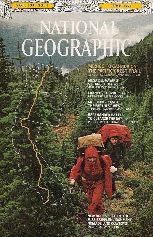 地図付きの雑誌表紙と旅装の人物