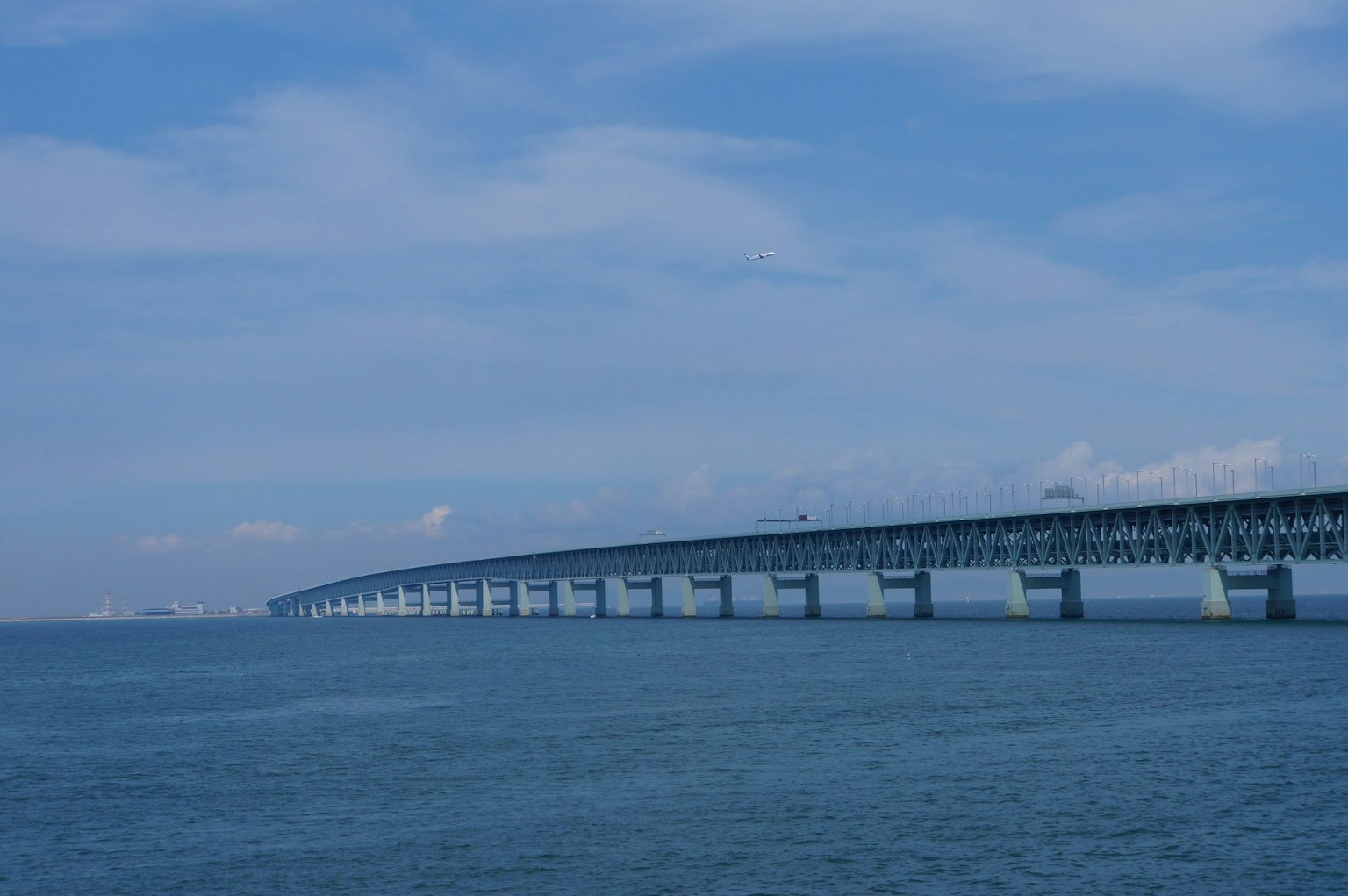 Un puente largo sobre el mar azul bajo un cielo despejado