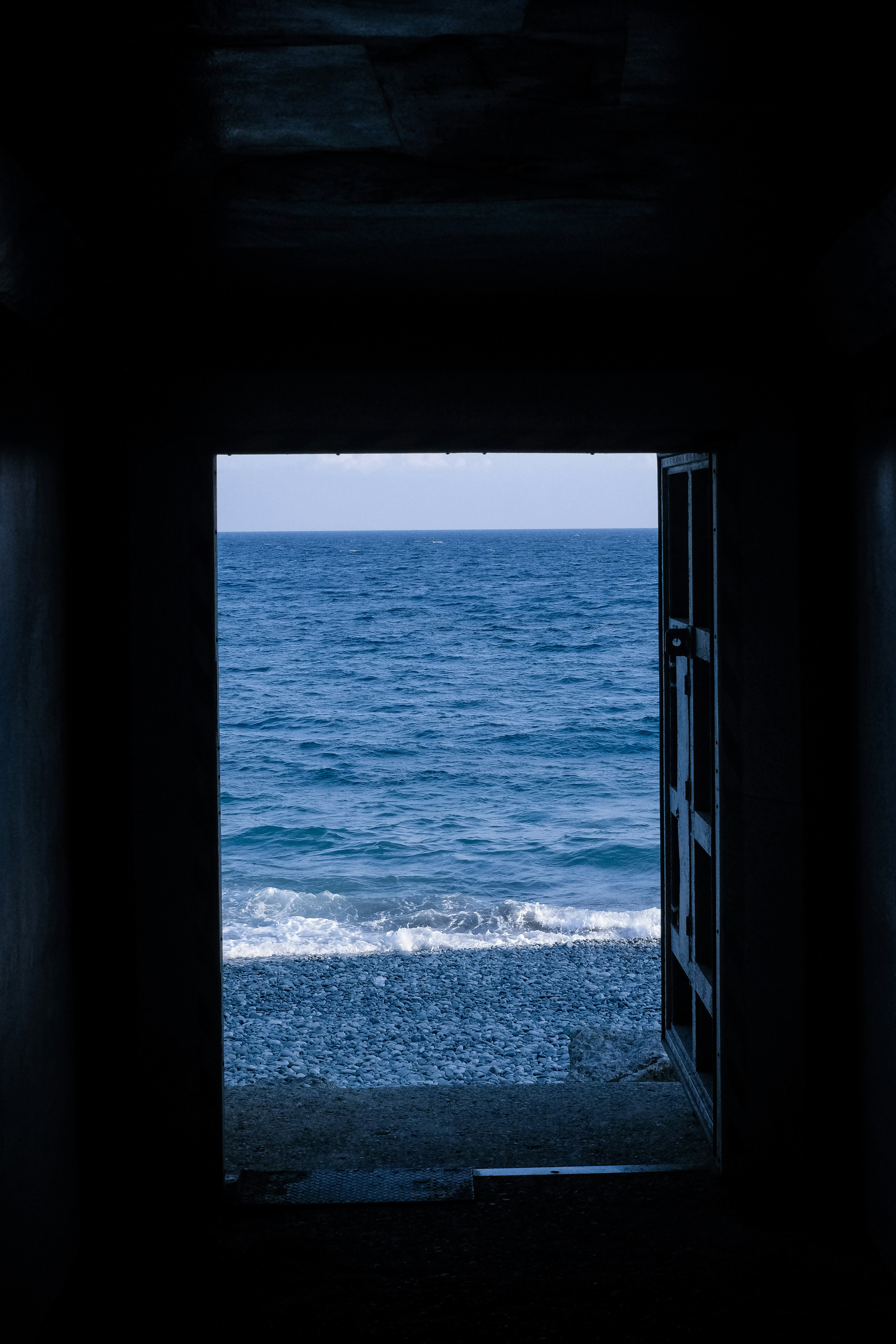 海へ続くトンネルの先に広がる海