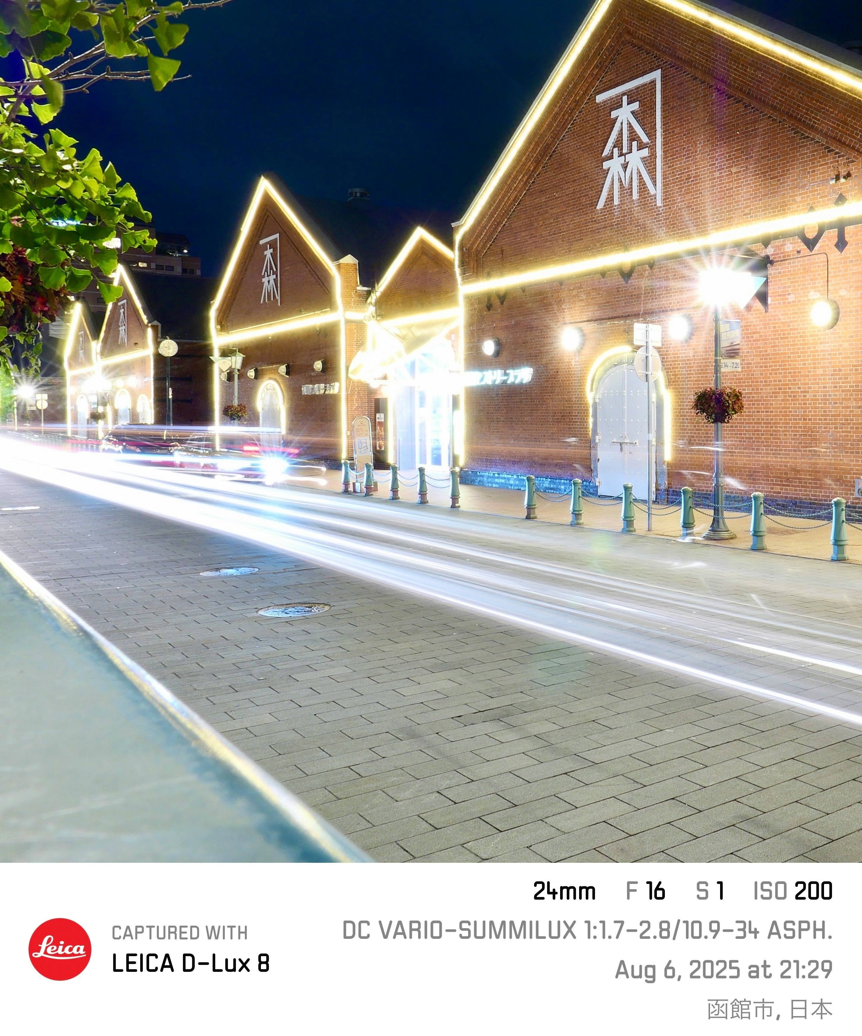 夜晚灯光照亮的砖拱街道