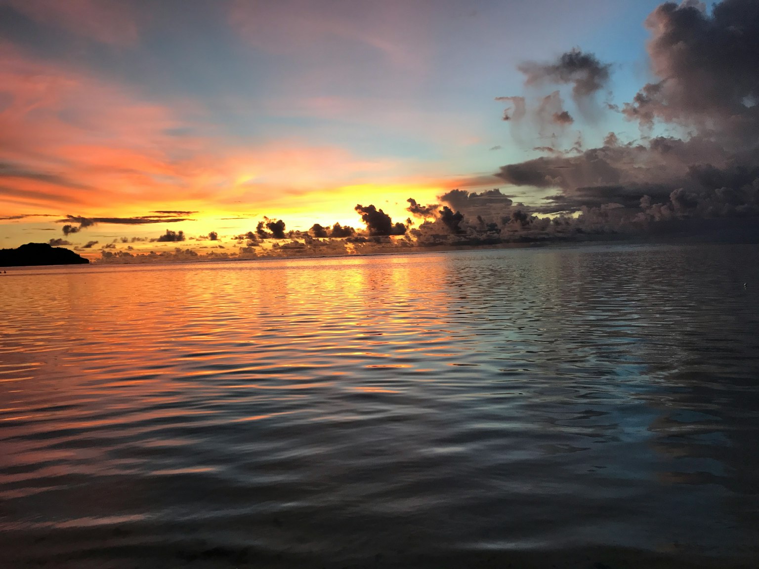 Hermoso atardecer reflejado en el mar tranquilo