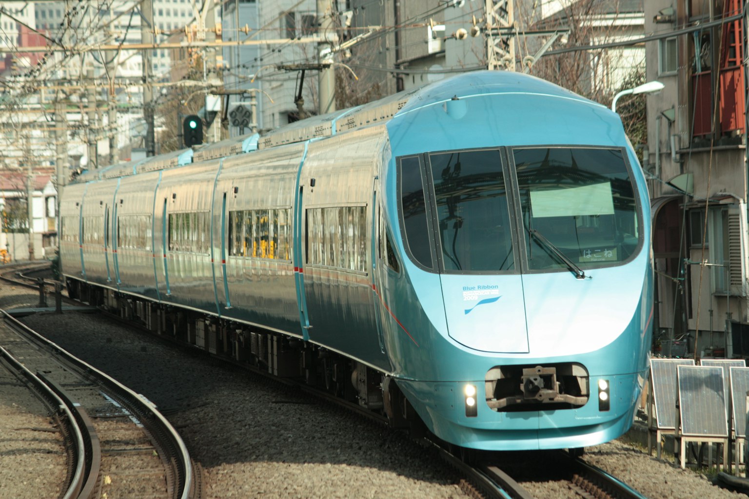 Tren azul circulando por las vías