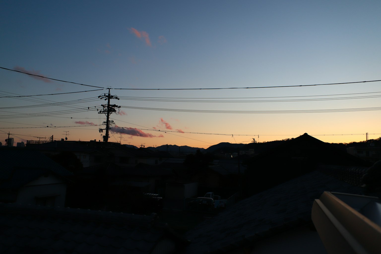 黄昏天空中有电线和背景山脉