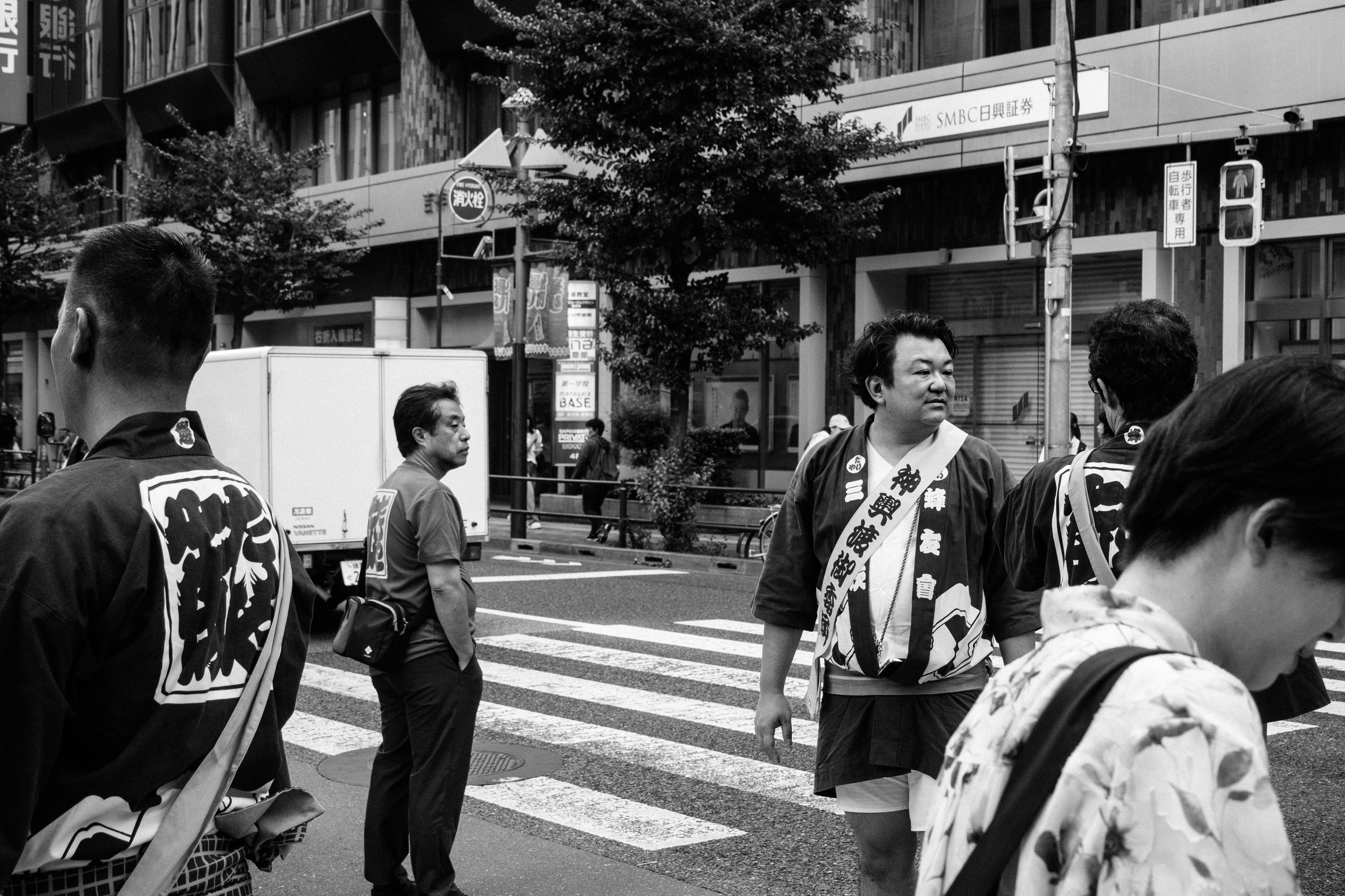 井之头通り街角，穿法被的人们行走的街景