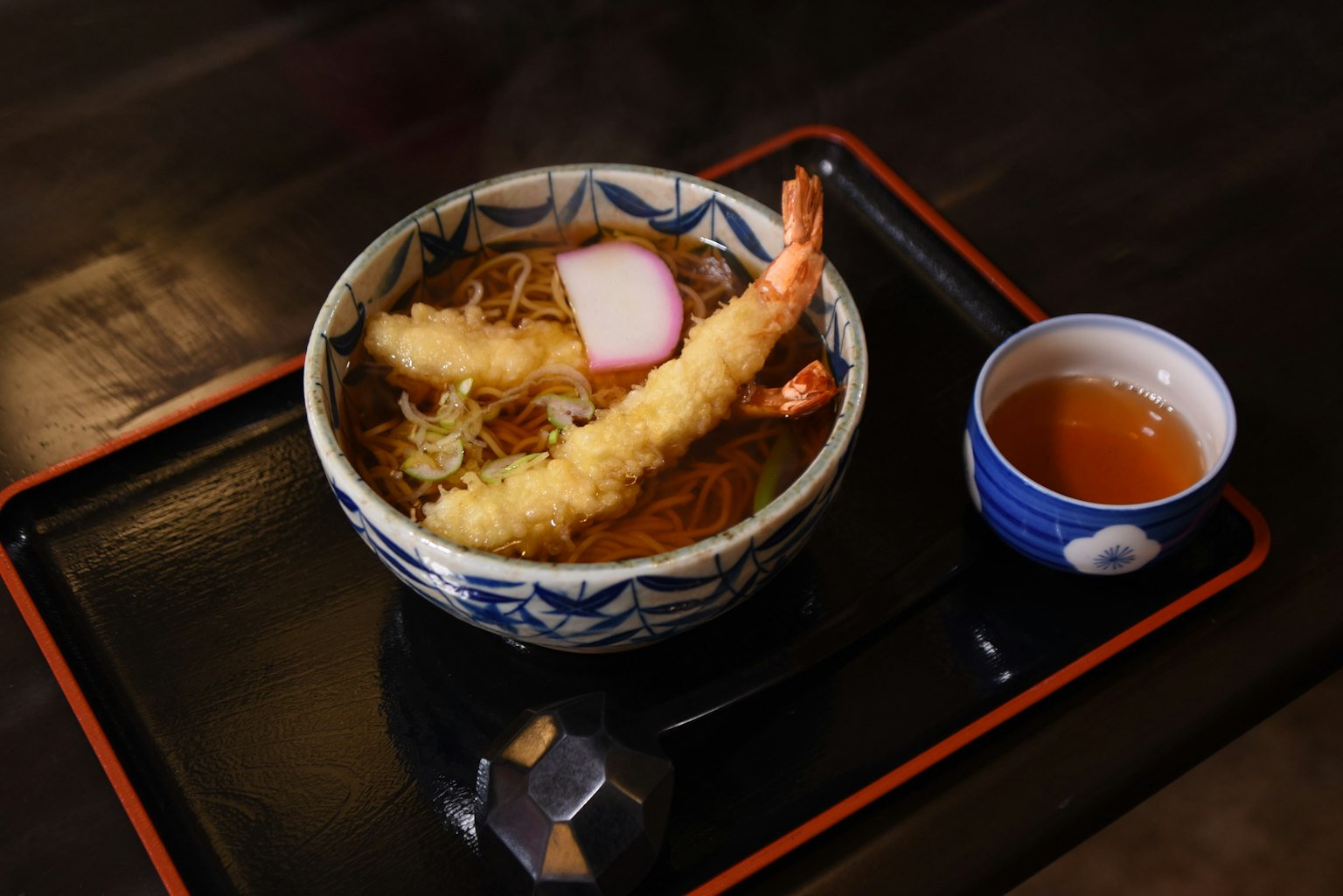 Schüssel mit Tempura-Soba und Garnelen sowie Dip-Sauce