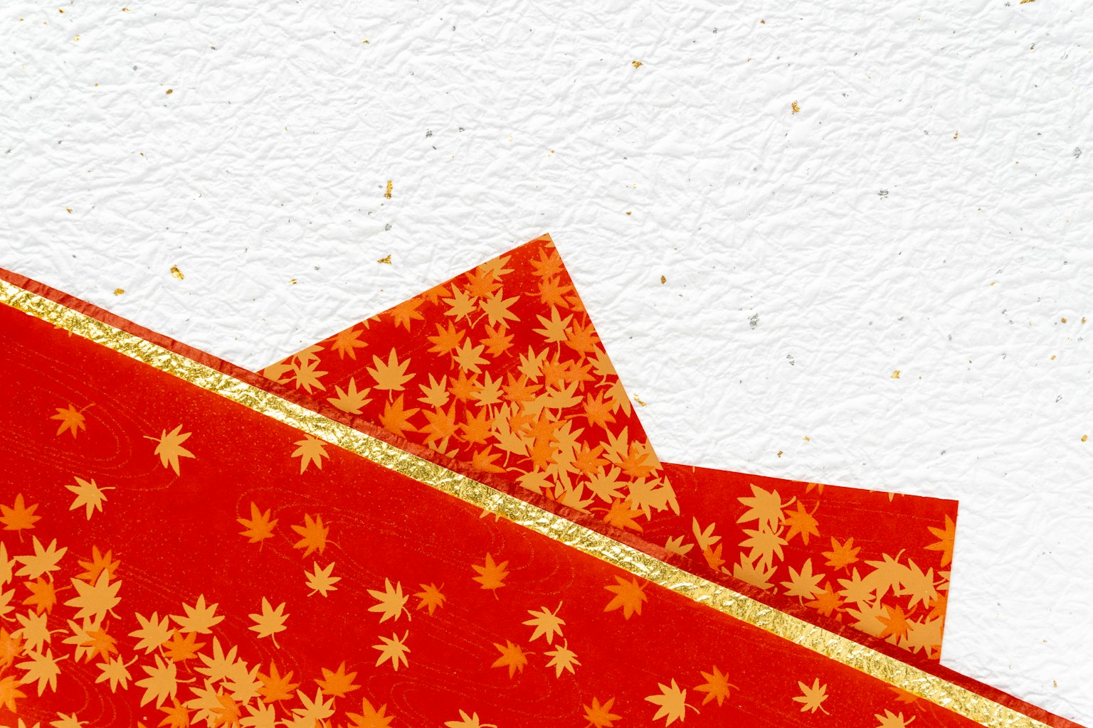 Kertas merah dengan desain pola daun maple emas