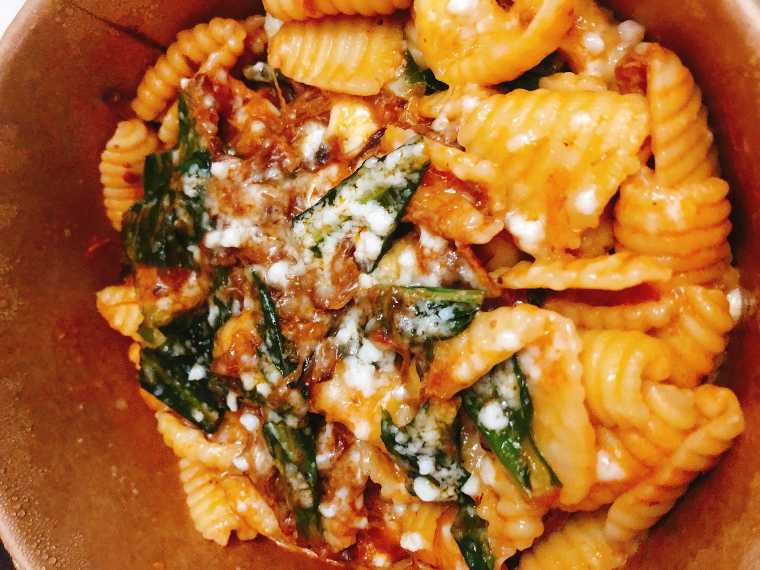 Plato de pasta cremosa con espinacas y queso