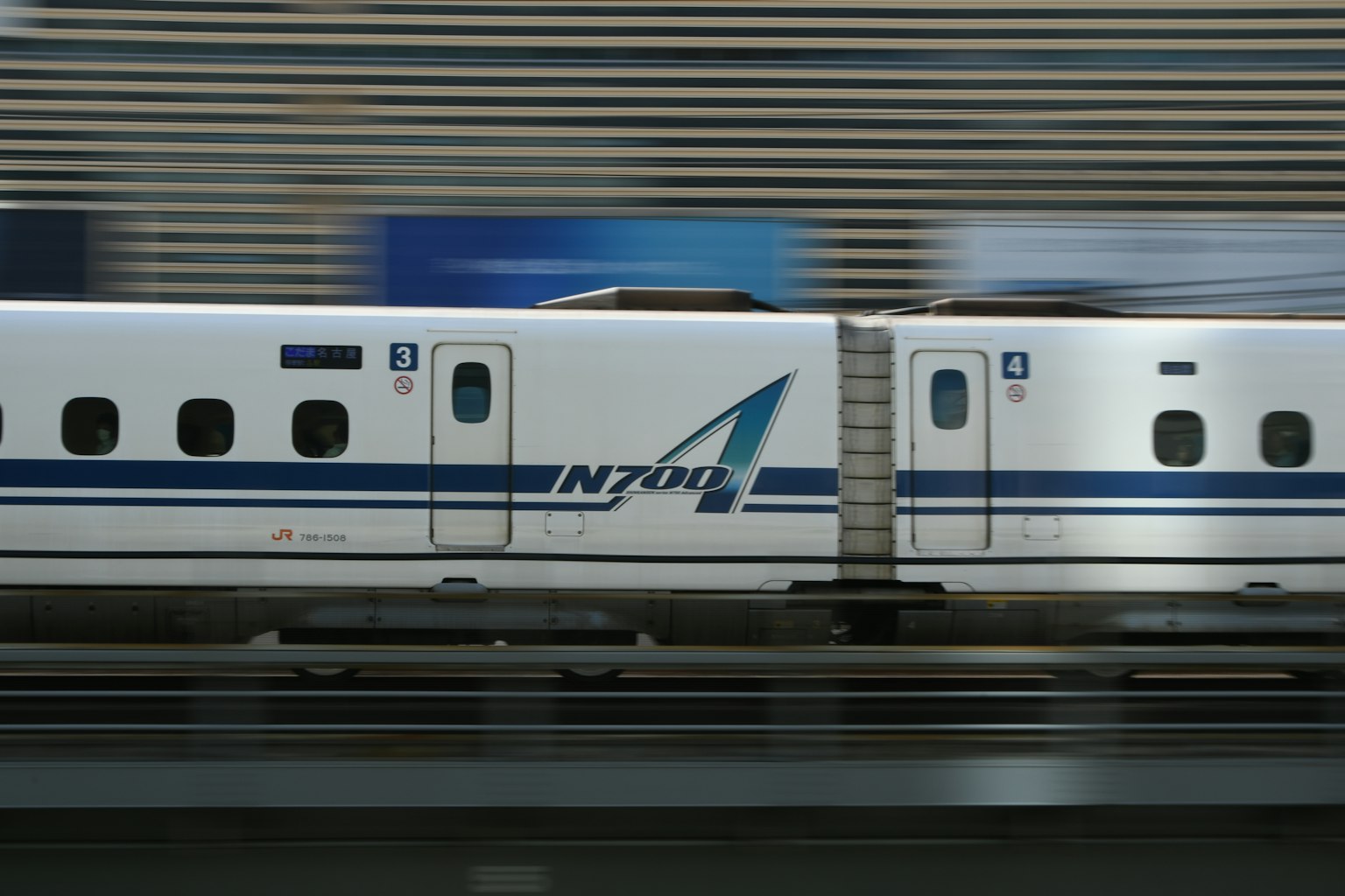 Kereta Shinkansen N700 melaju cepat