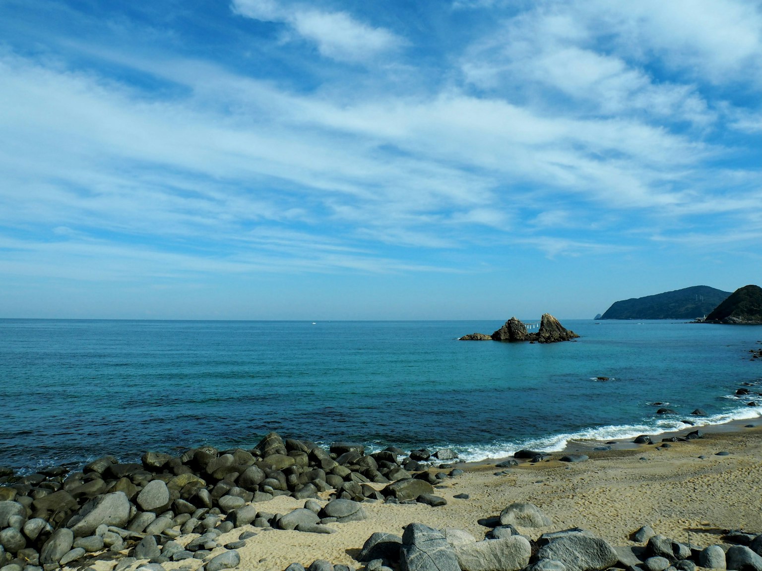 蓝色海洋和天空的风景岩石海滩