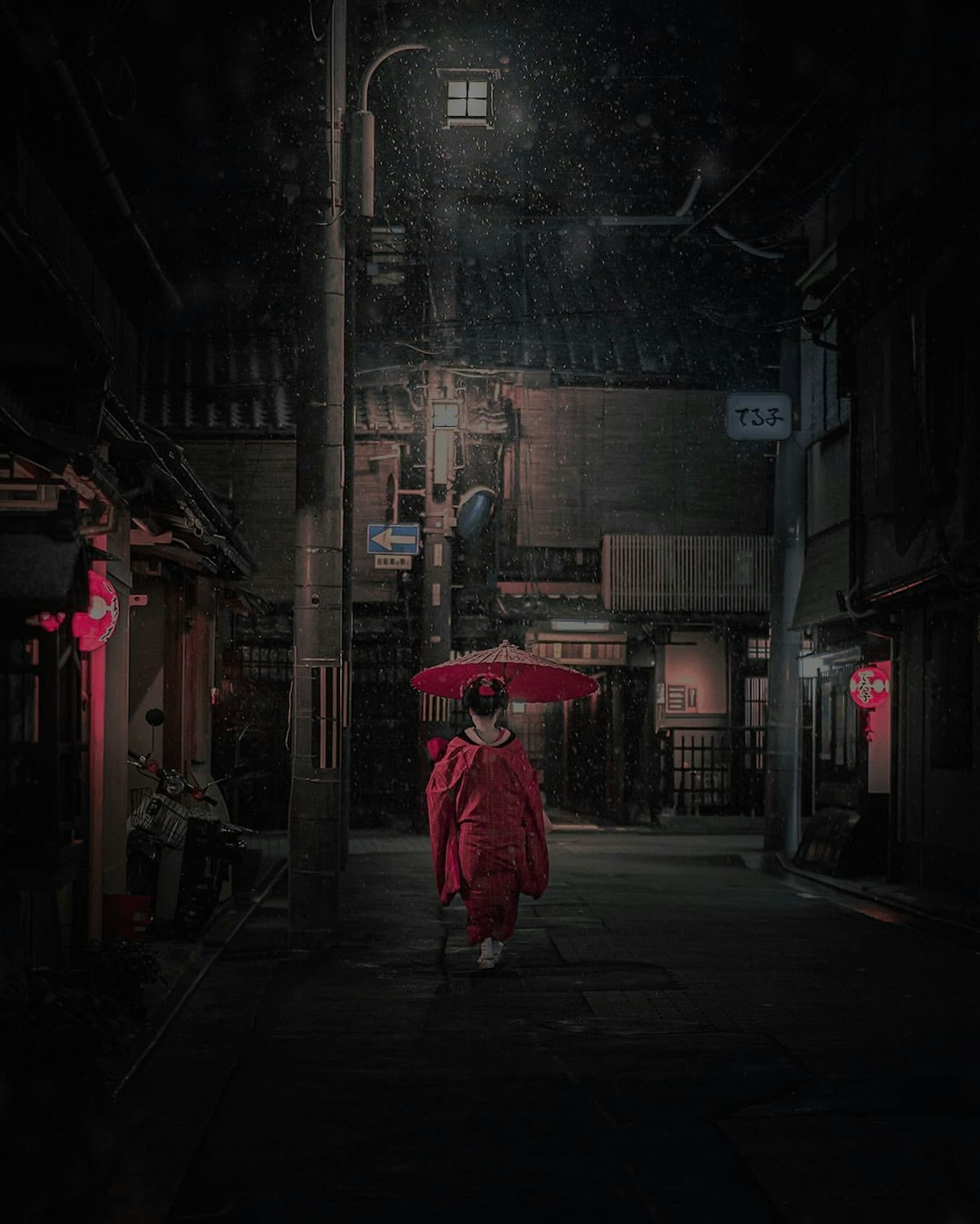 Cảnh đêm của một người phụ nữ trong trang phục kimono đi bộ với chiếc ô đỏ trong mưa