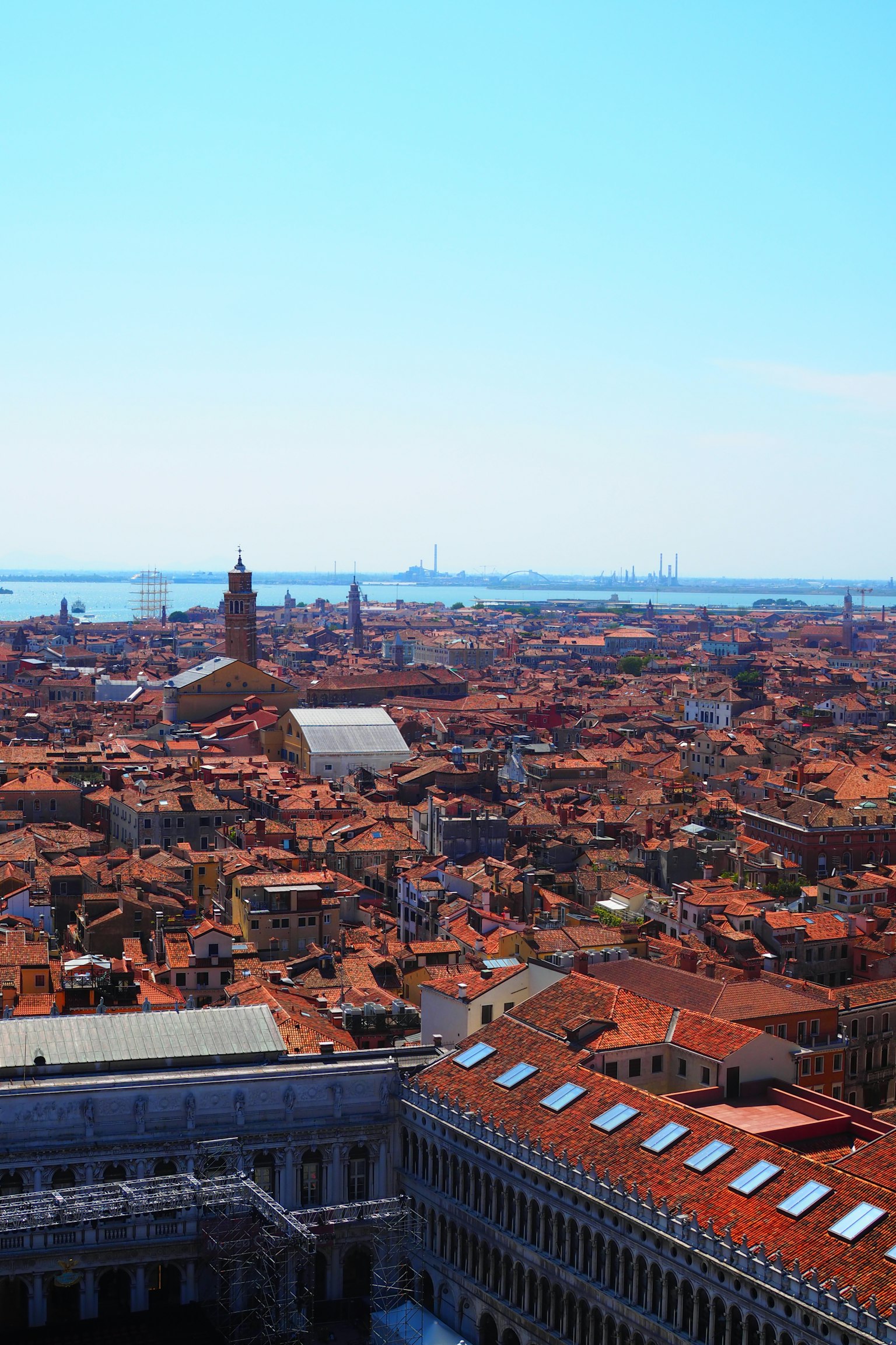 Pemandangan indah Venesia dengan atap merah dan langit biru yang cerah