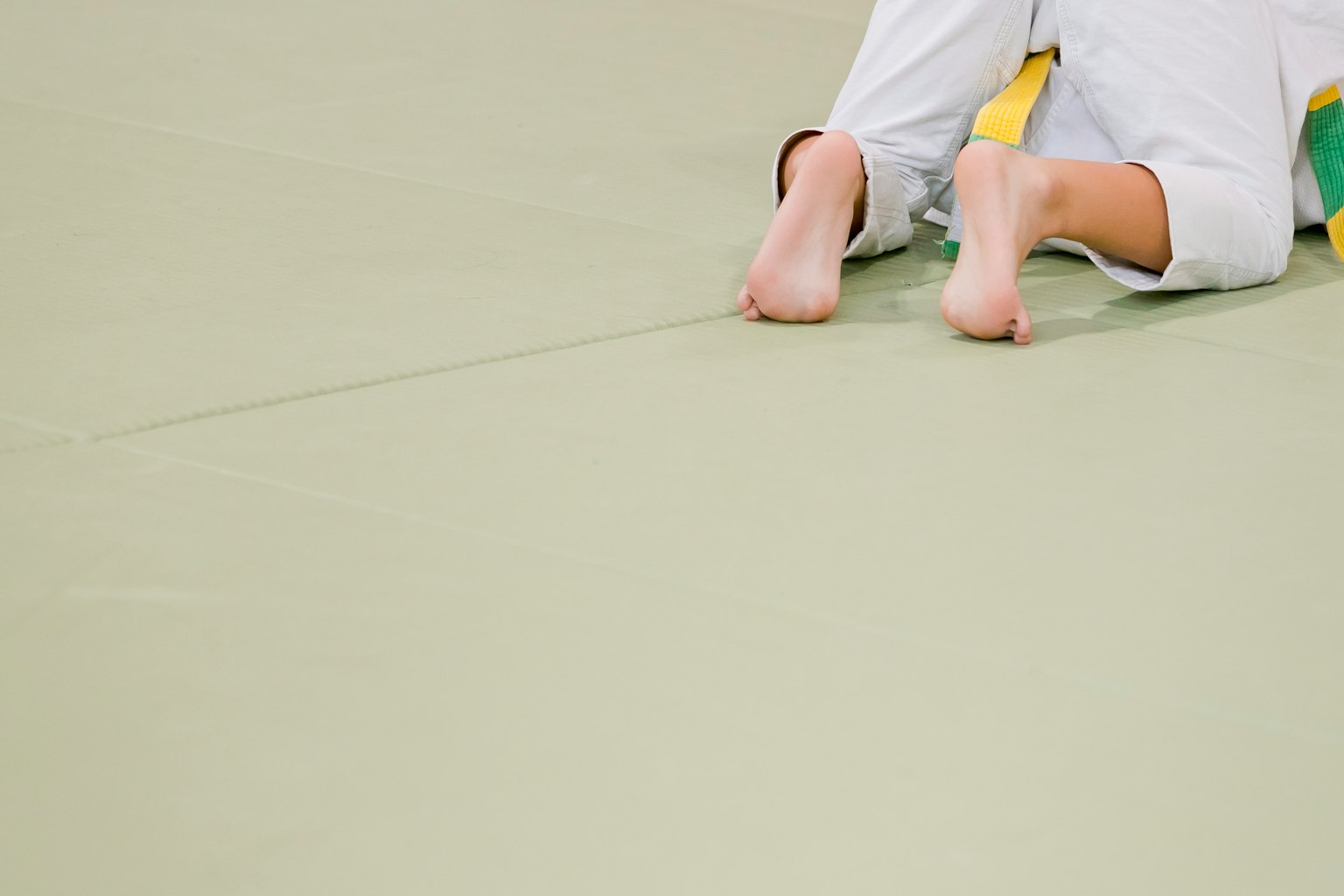 Primo piano di piedi su un tappeto da judo