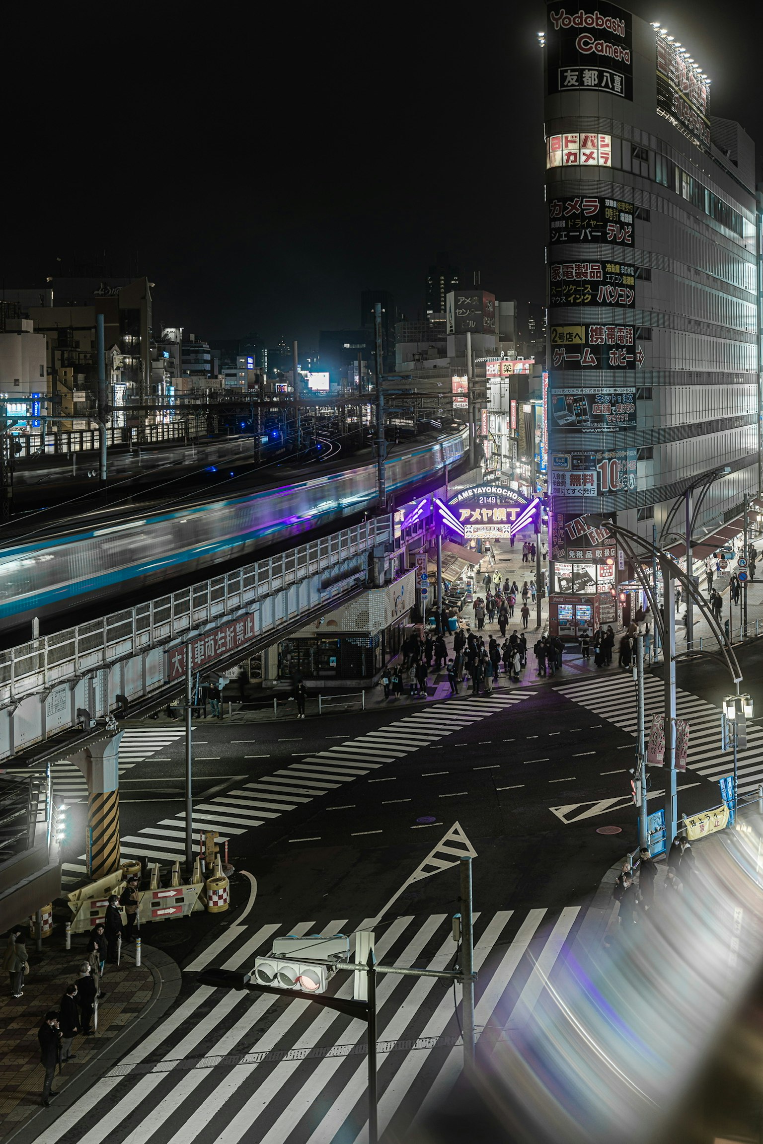 夜間城市景觀人群和街道可見火車和建築
