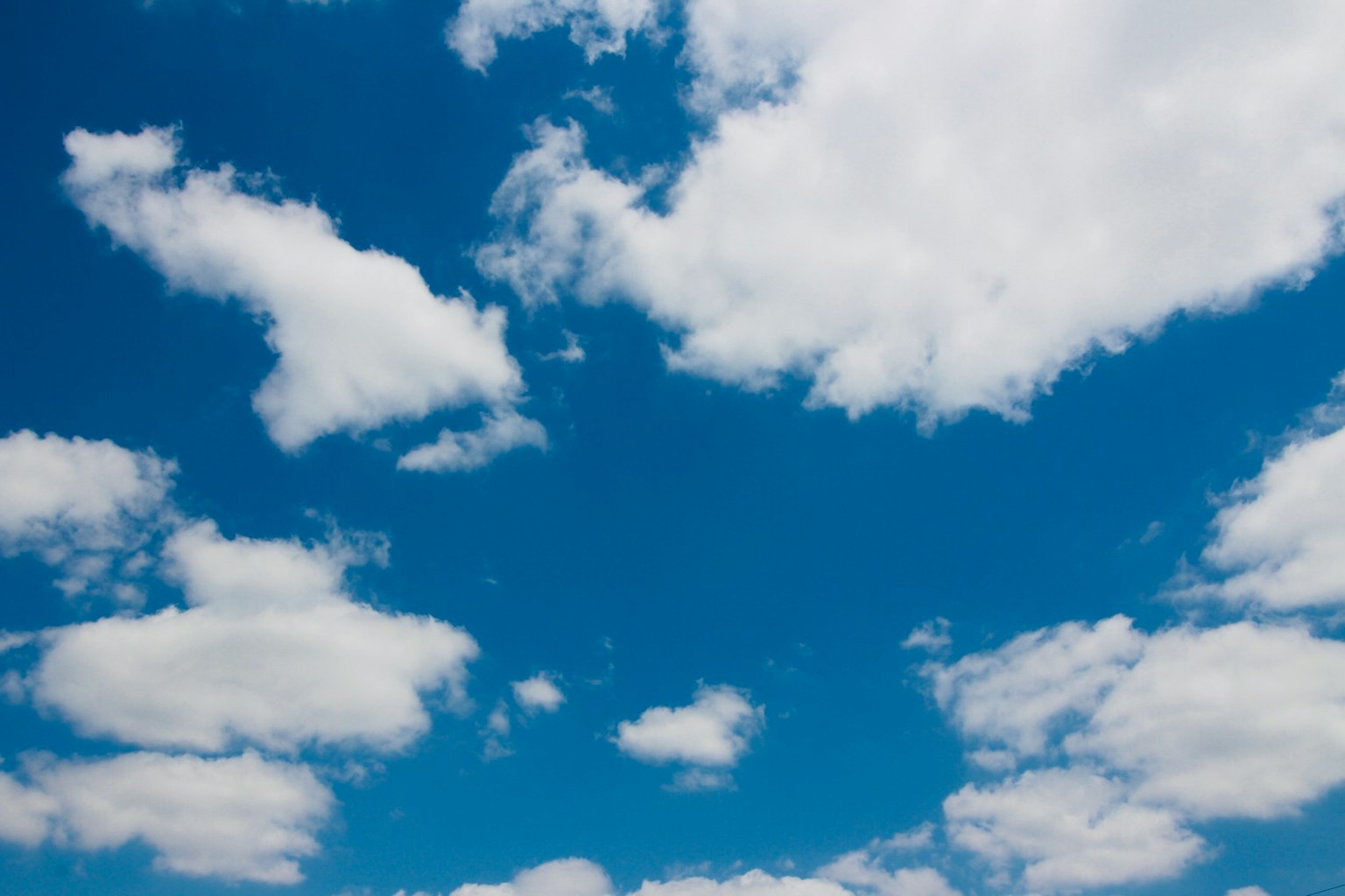Cielo blu con nuvole bianche e soffici