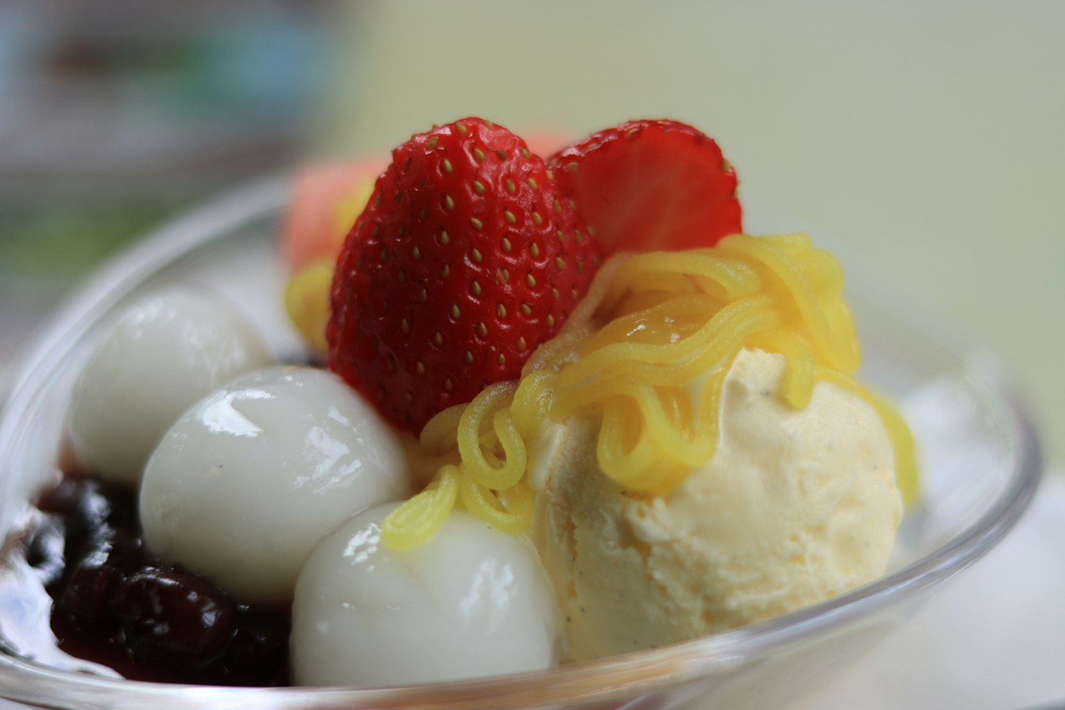Dessert in einem Becher mit Eiscreme und Obst
