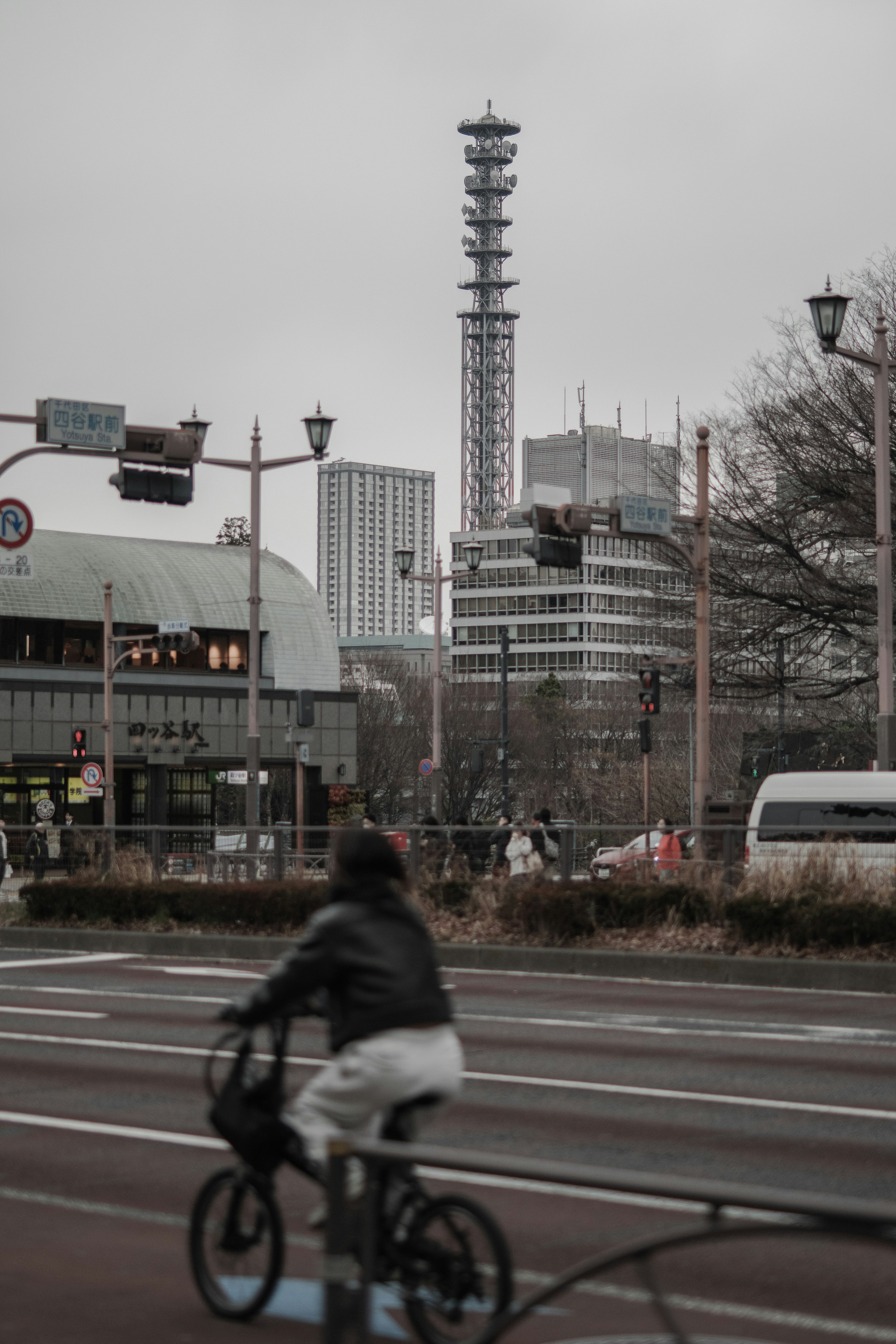 四ツ谷駅周辺の交差点と自転車、東京の街並み